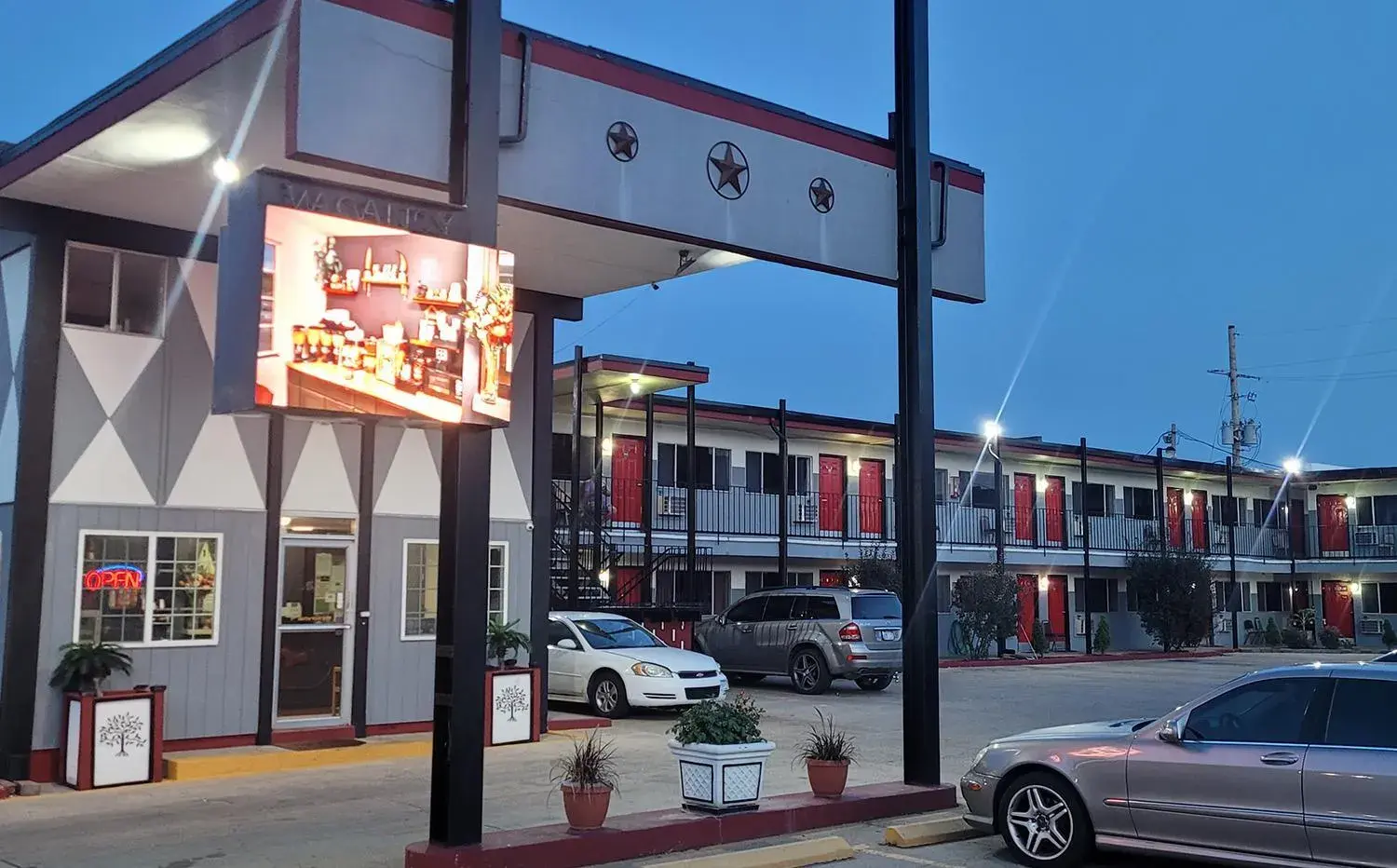 Parking in Sky-Palace Inn & Suites Hutchinson Parking in Sky-Palace Inn & Suites Hutchinson