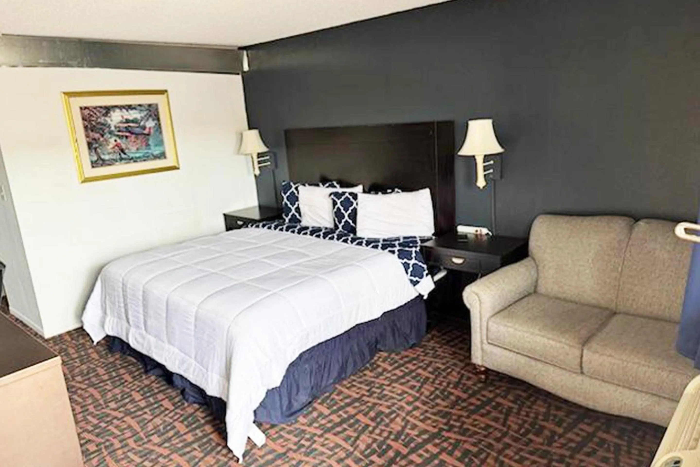 Bedroom, Bed in Sky-Palace Inn & Suites Hutchinson