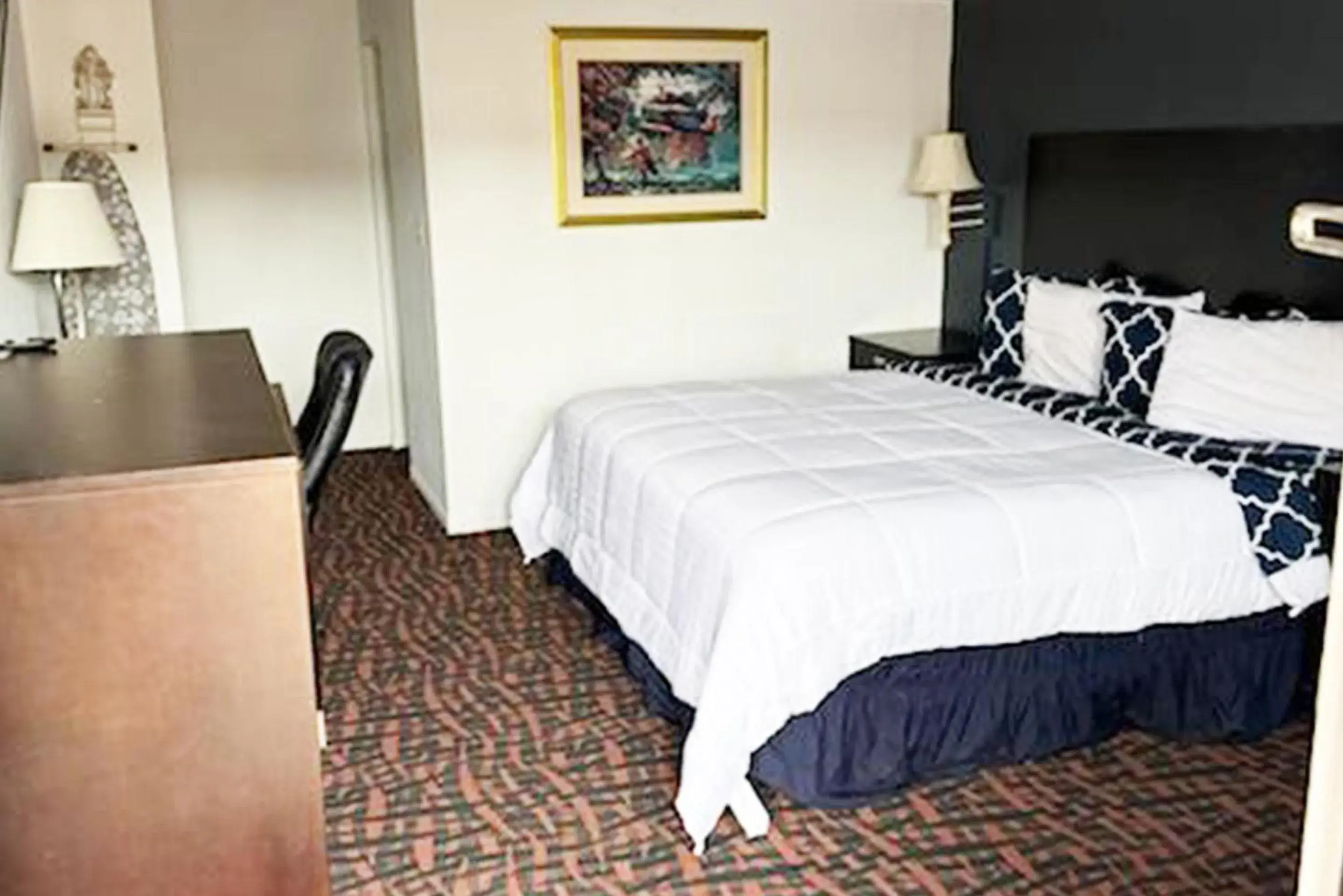 Bedroom, Bed in Sky-Palace Inn & Suites Hutchinson Bedroom, Bed in Sky-Palace Inn & Suites Hutchinson