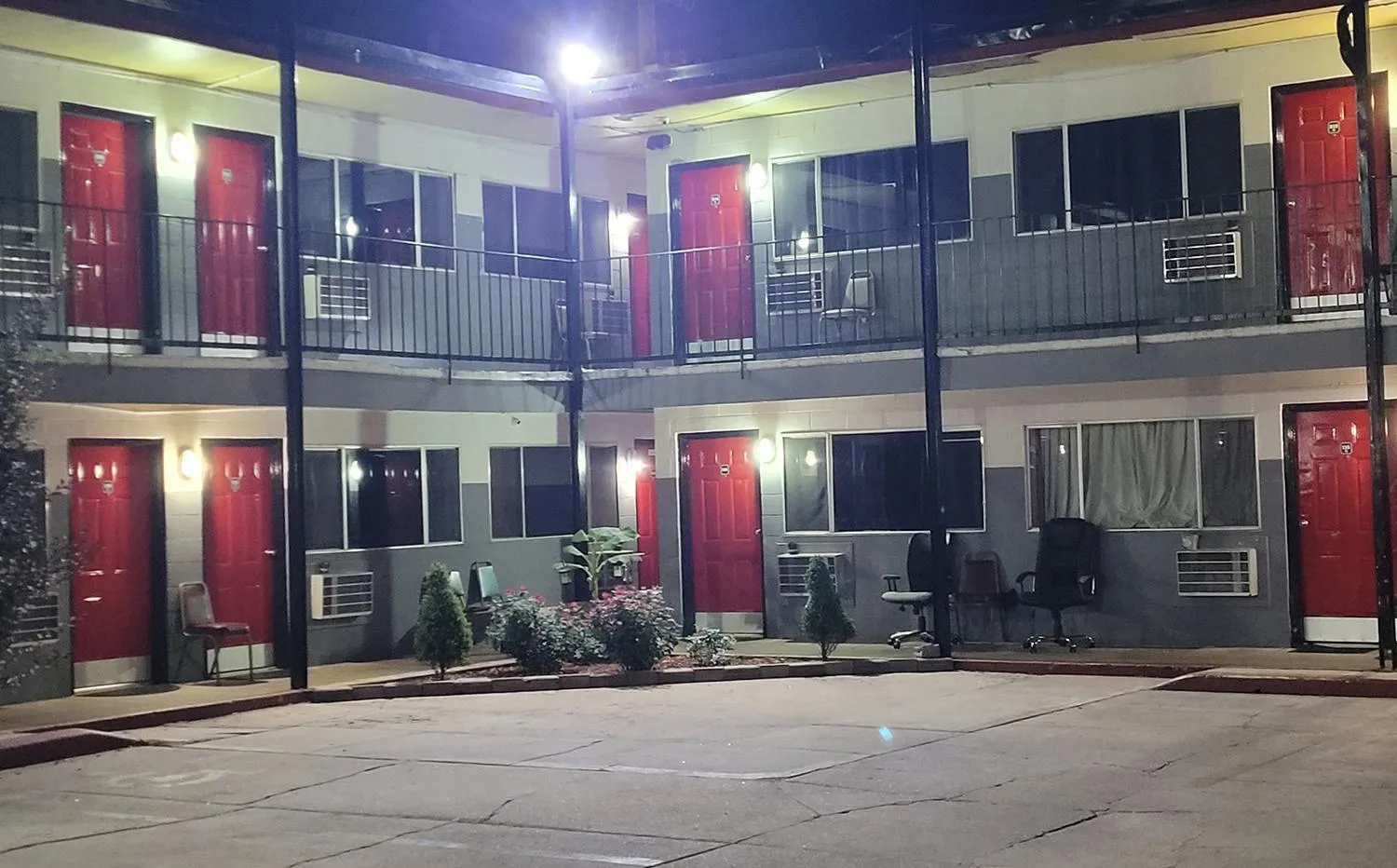 Night in Sky-Palace Inn & Suites Hutchinson