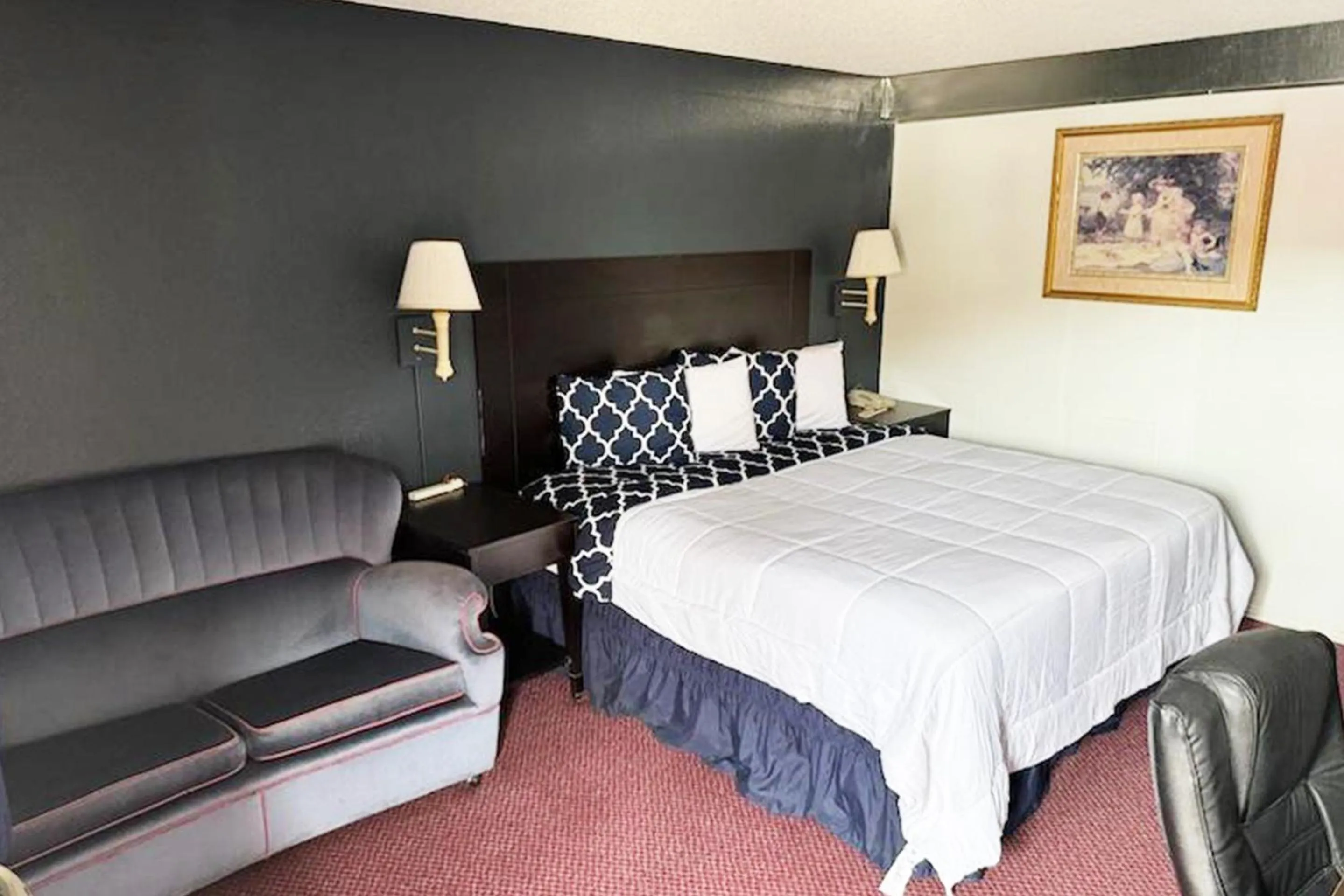 Bedroom, Bed in Sky-Palace Inn & Suites Hutchinson