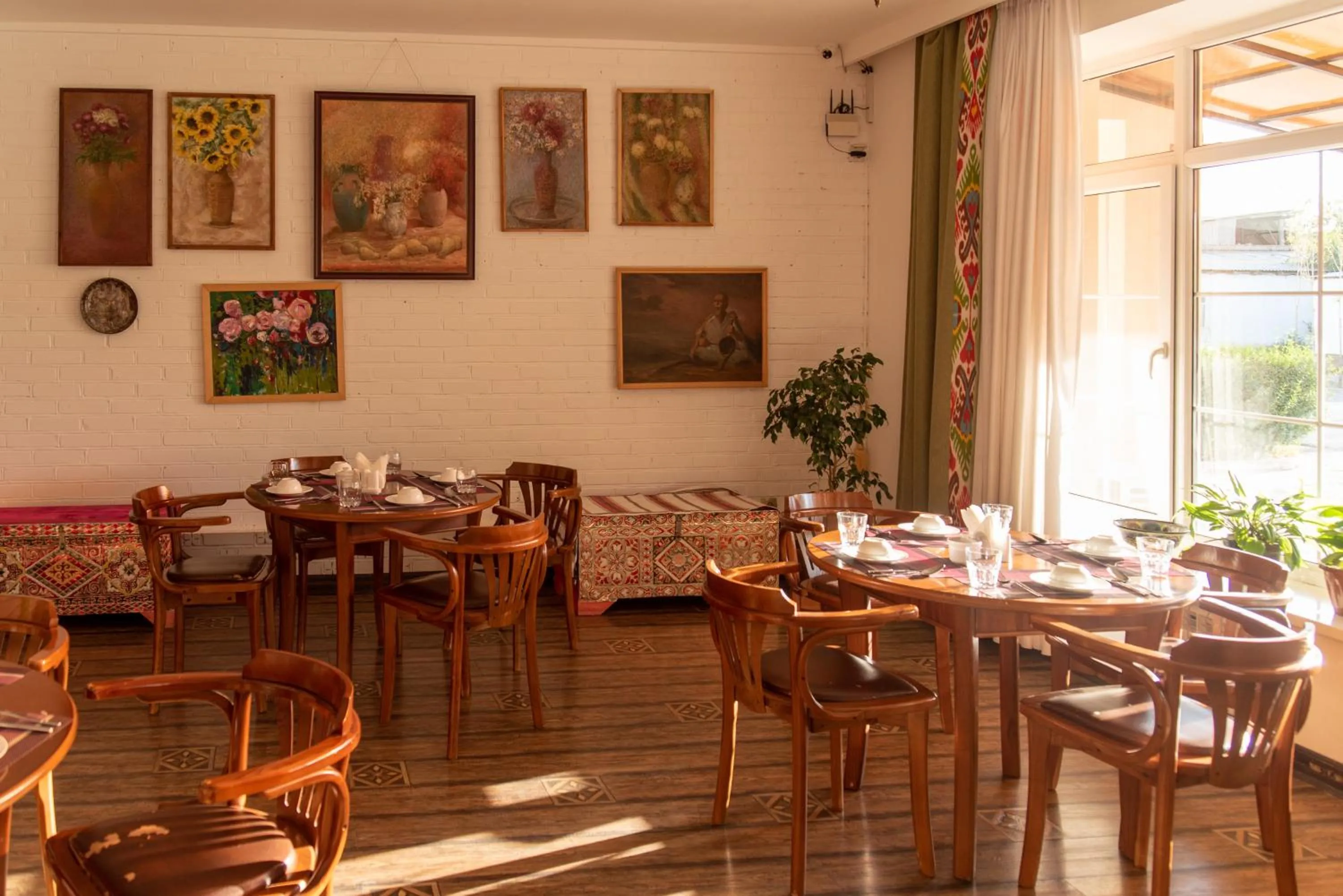 Restaurant/places to eat in Hotel Jipek Joli