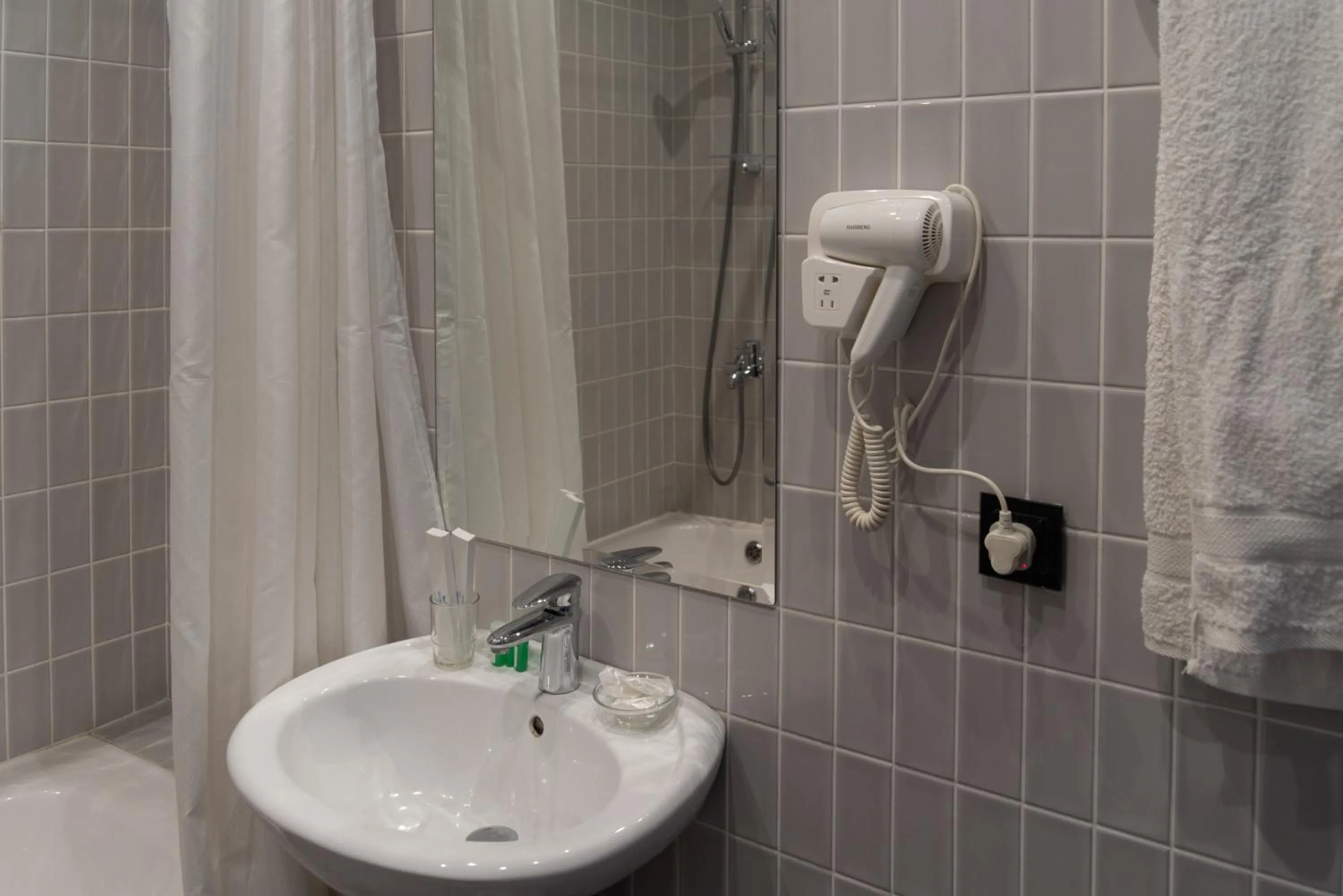 Shower in Hotel Jipek Joli