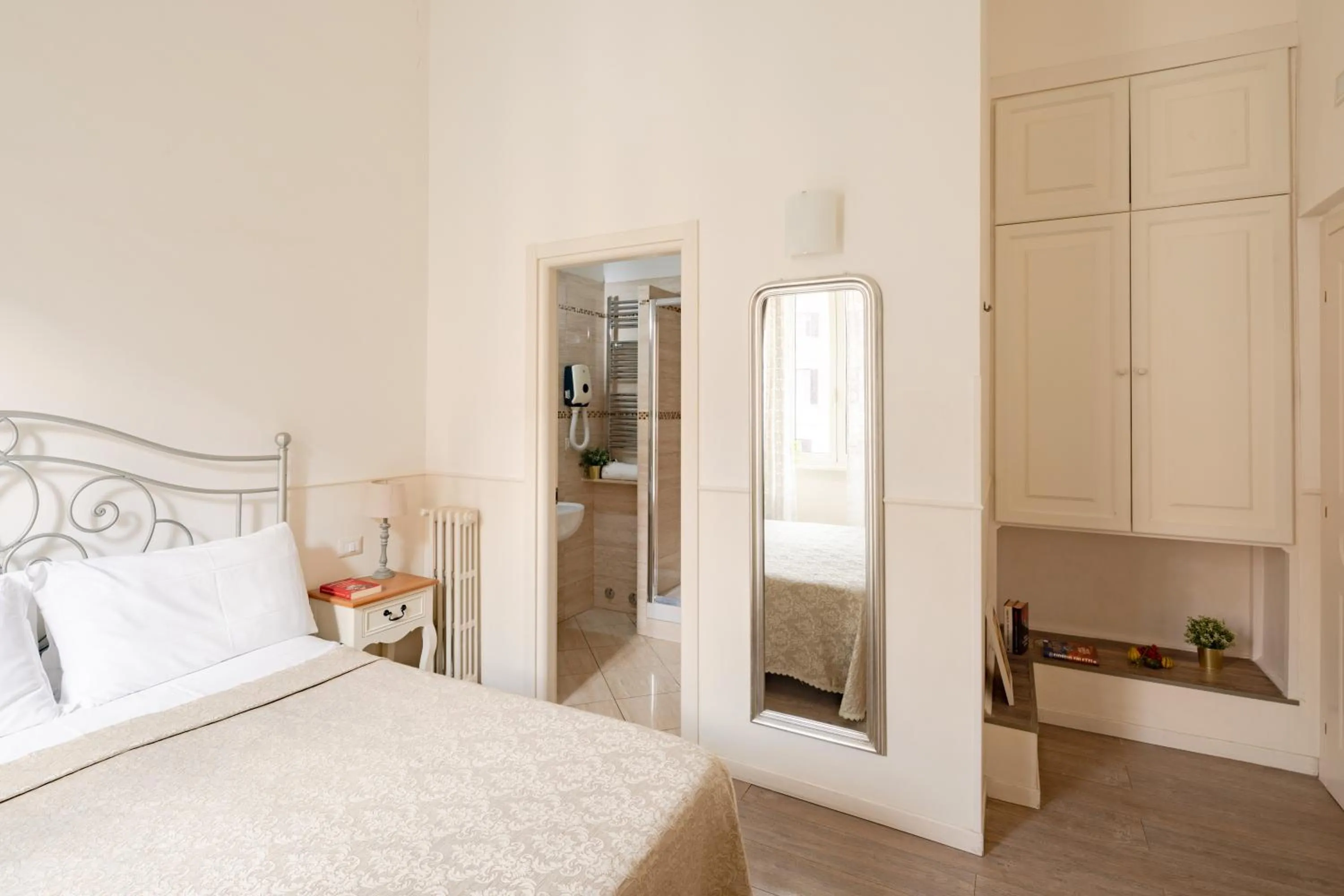 Bedroom, Bed in Dante's in Vaticano