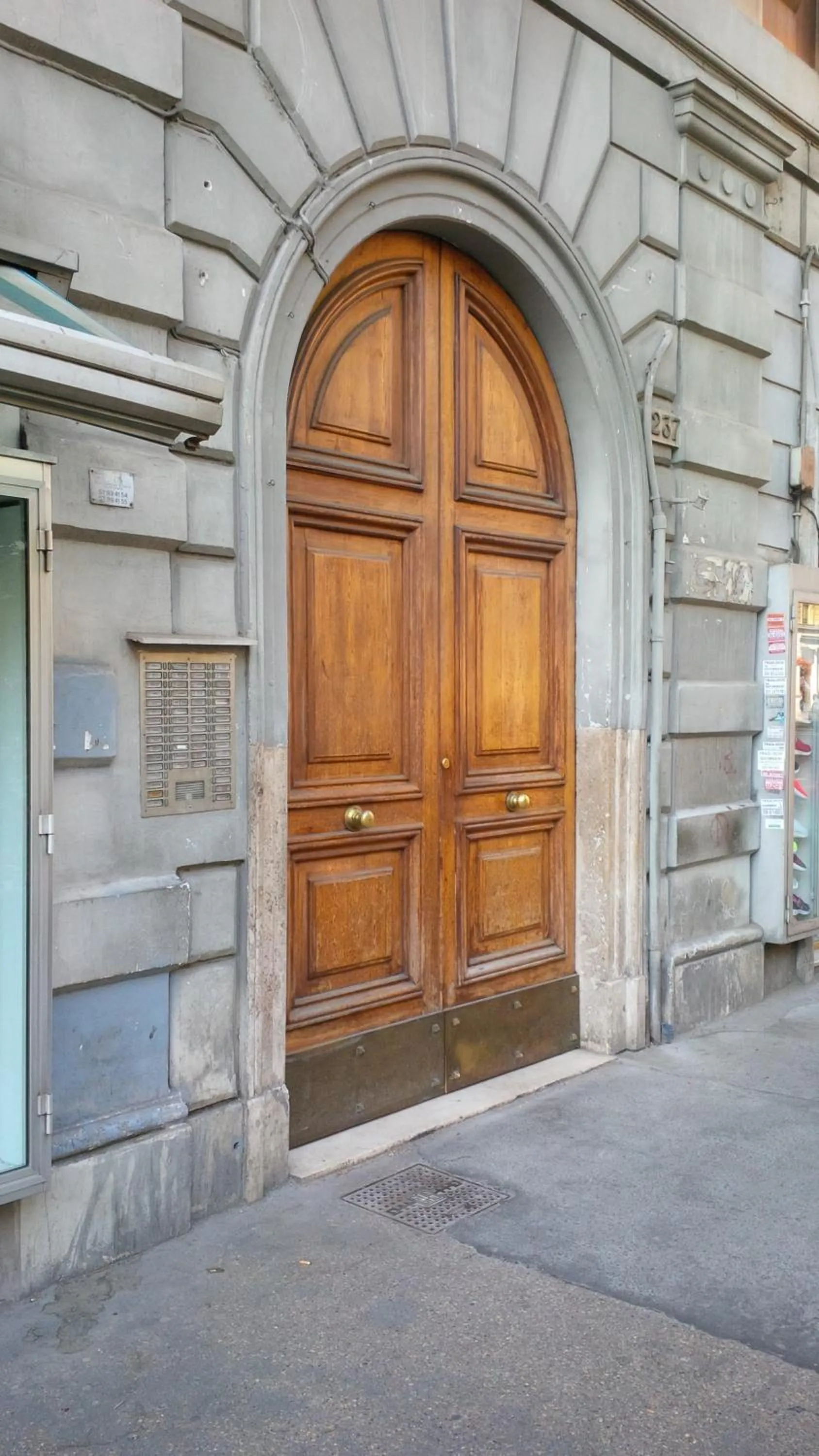 Facade/entrance in Dante's in Vaticano