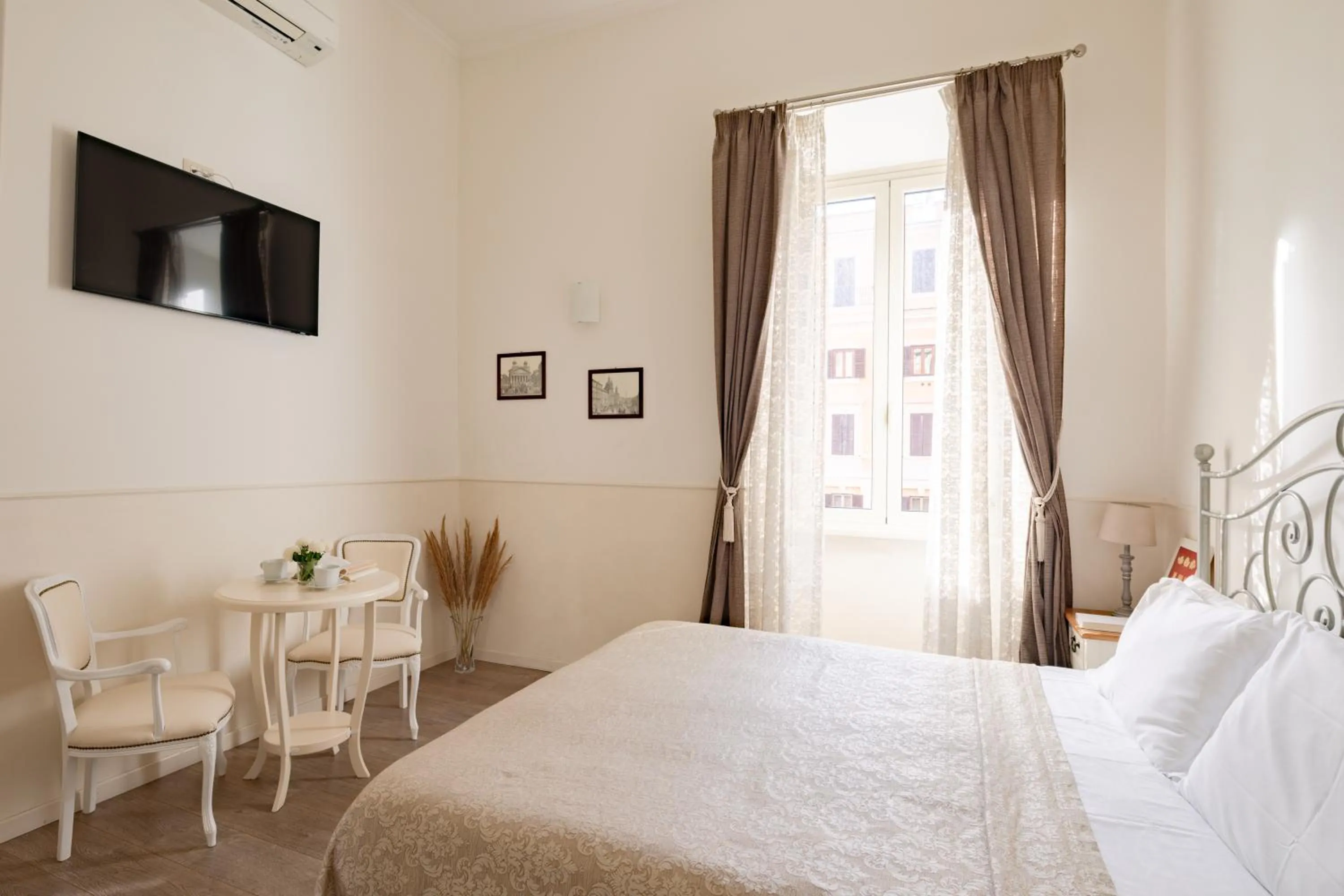 Bedroom, Bed in Dante's in Vaticano