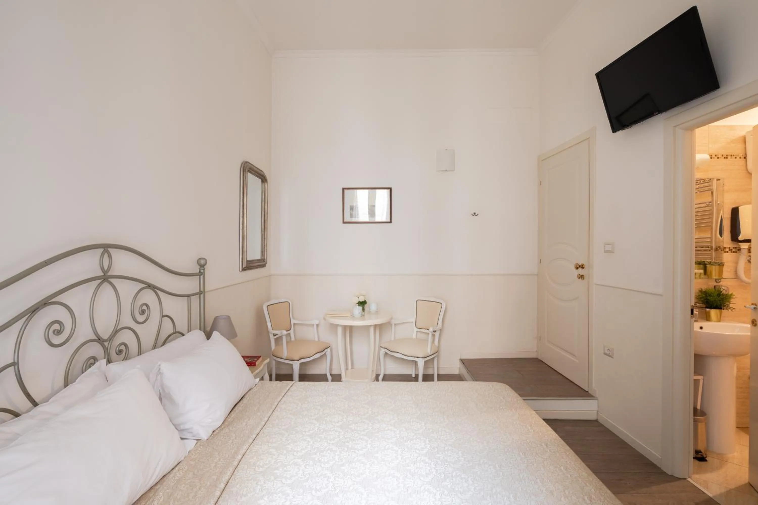 Bedroom, Bed in Dante's in Vaticano