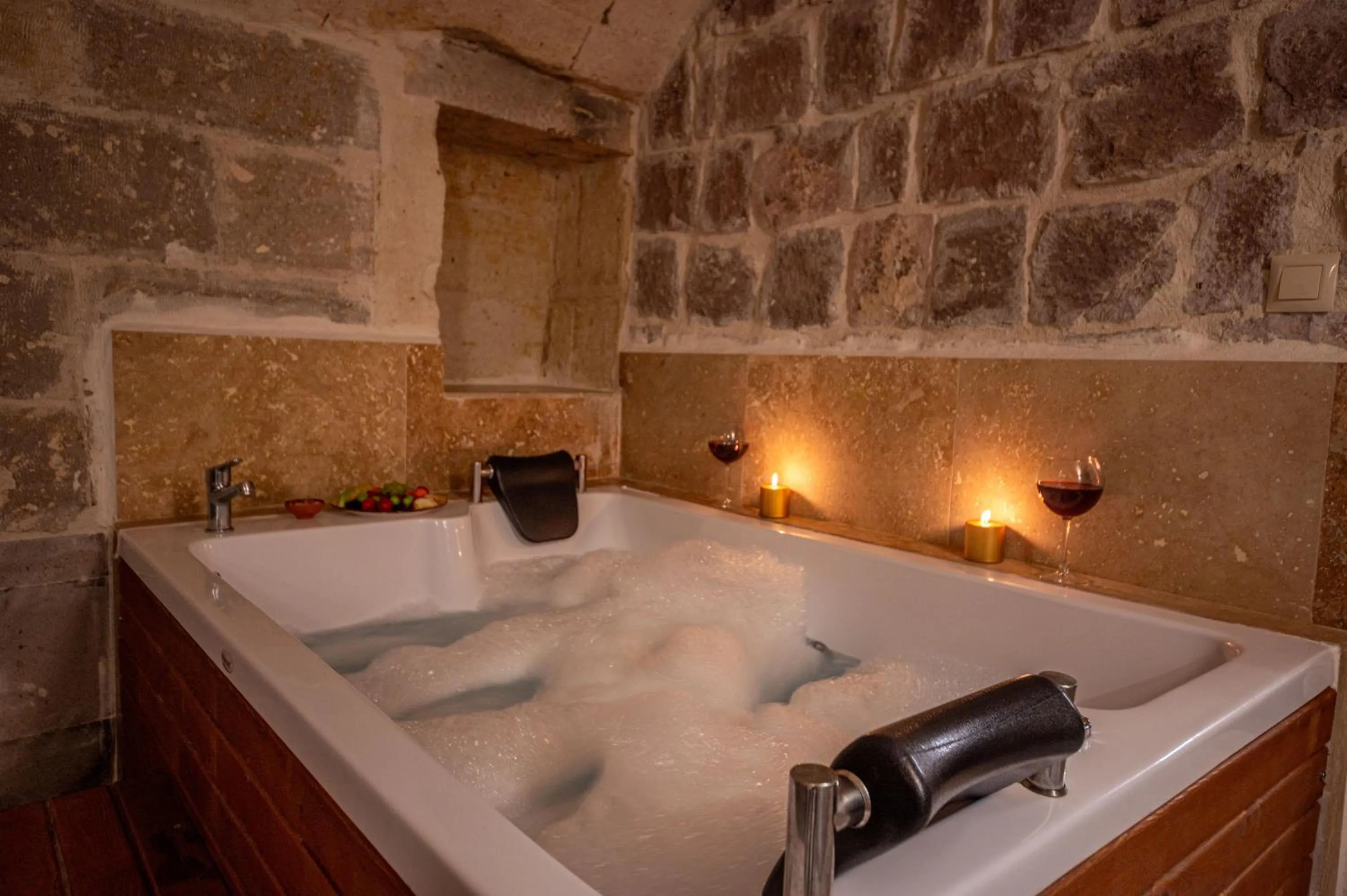 Hot Tub in Kapalos Cave Hotel