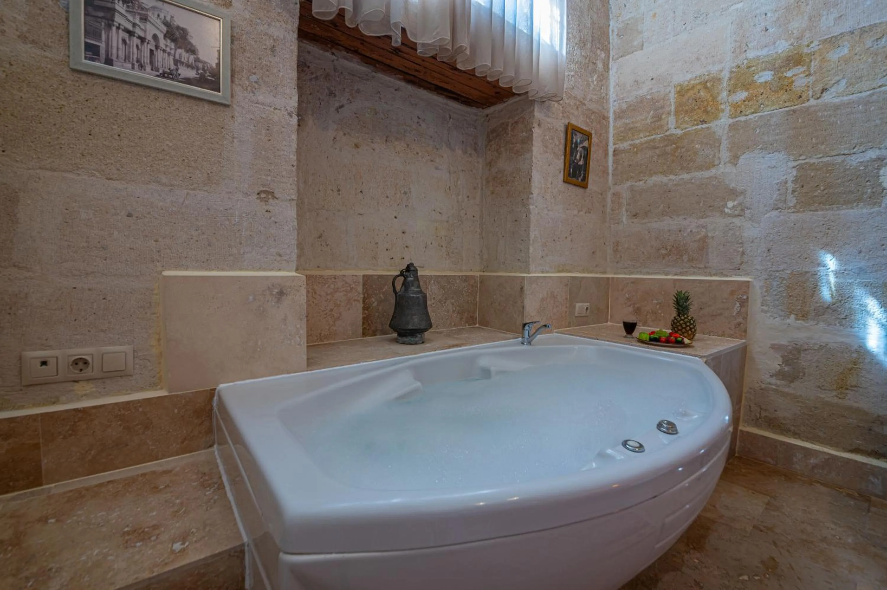 Hot Tub in Kapalos Cave Hotel