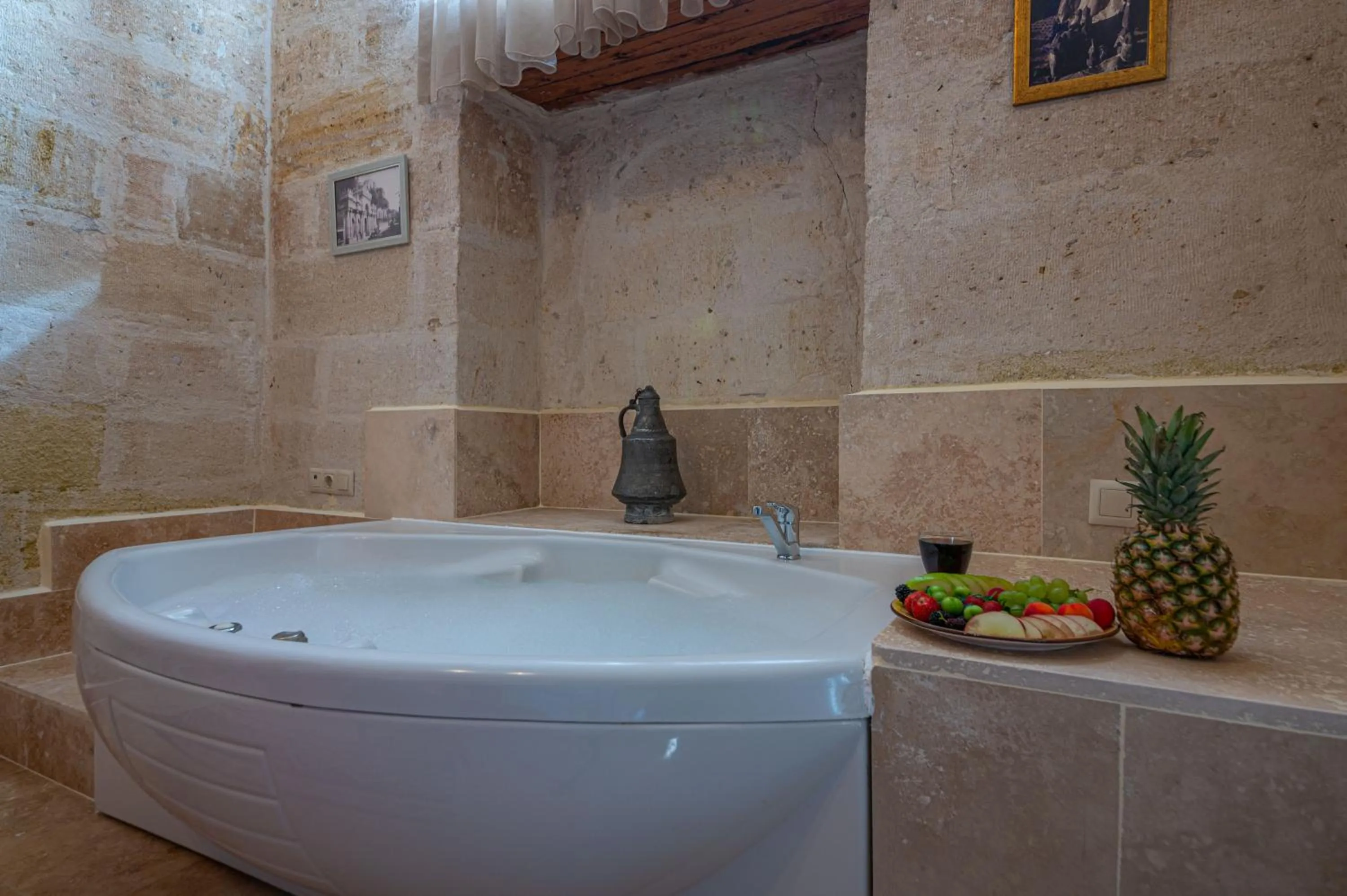 Bath in Kapalos Cave Hotel