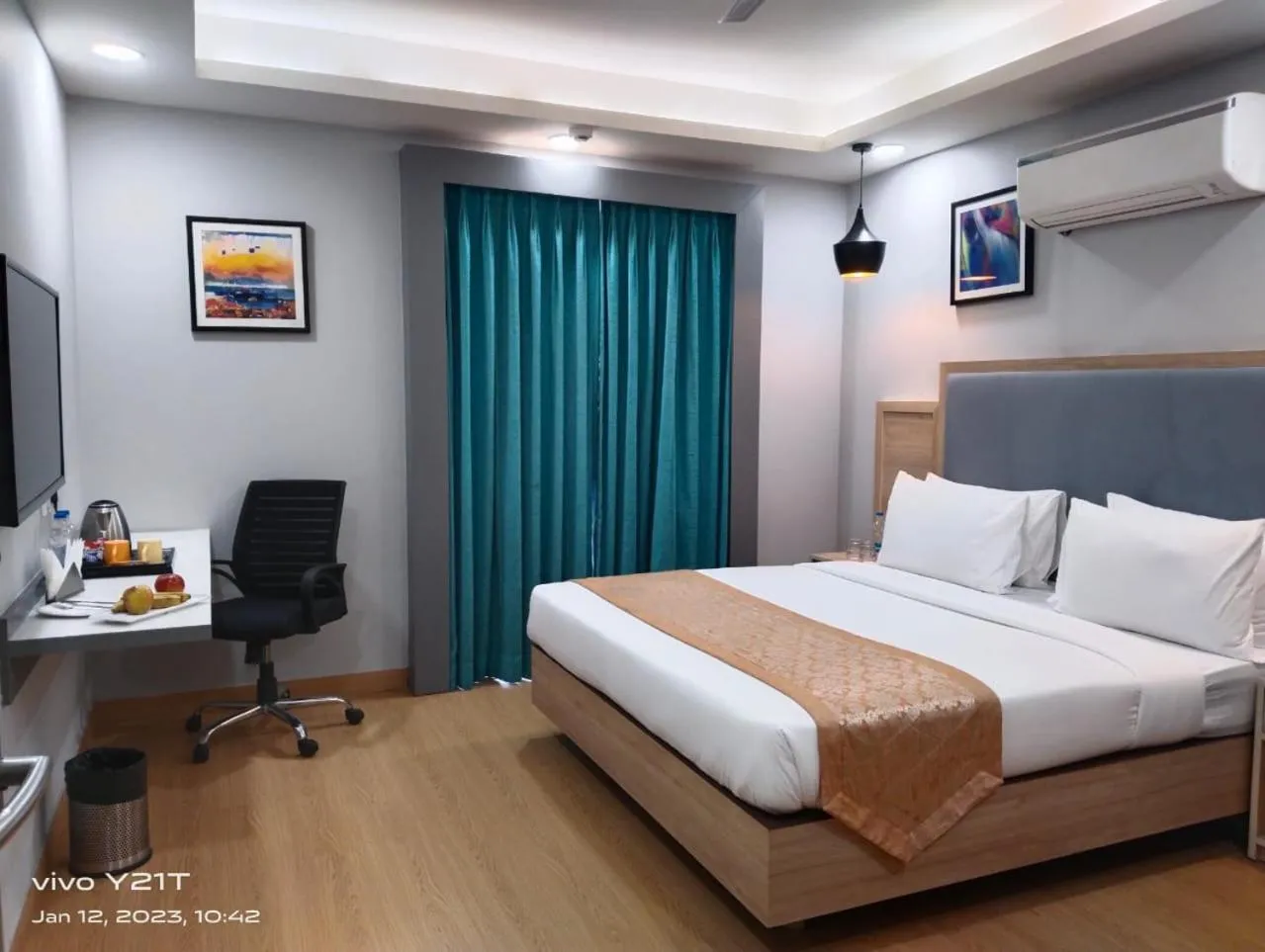 Bed in Inde Hotel Golf Course Extension, Gurgaon