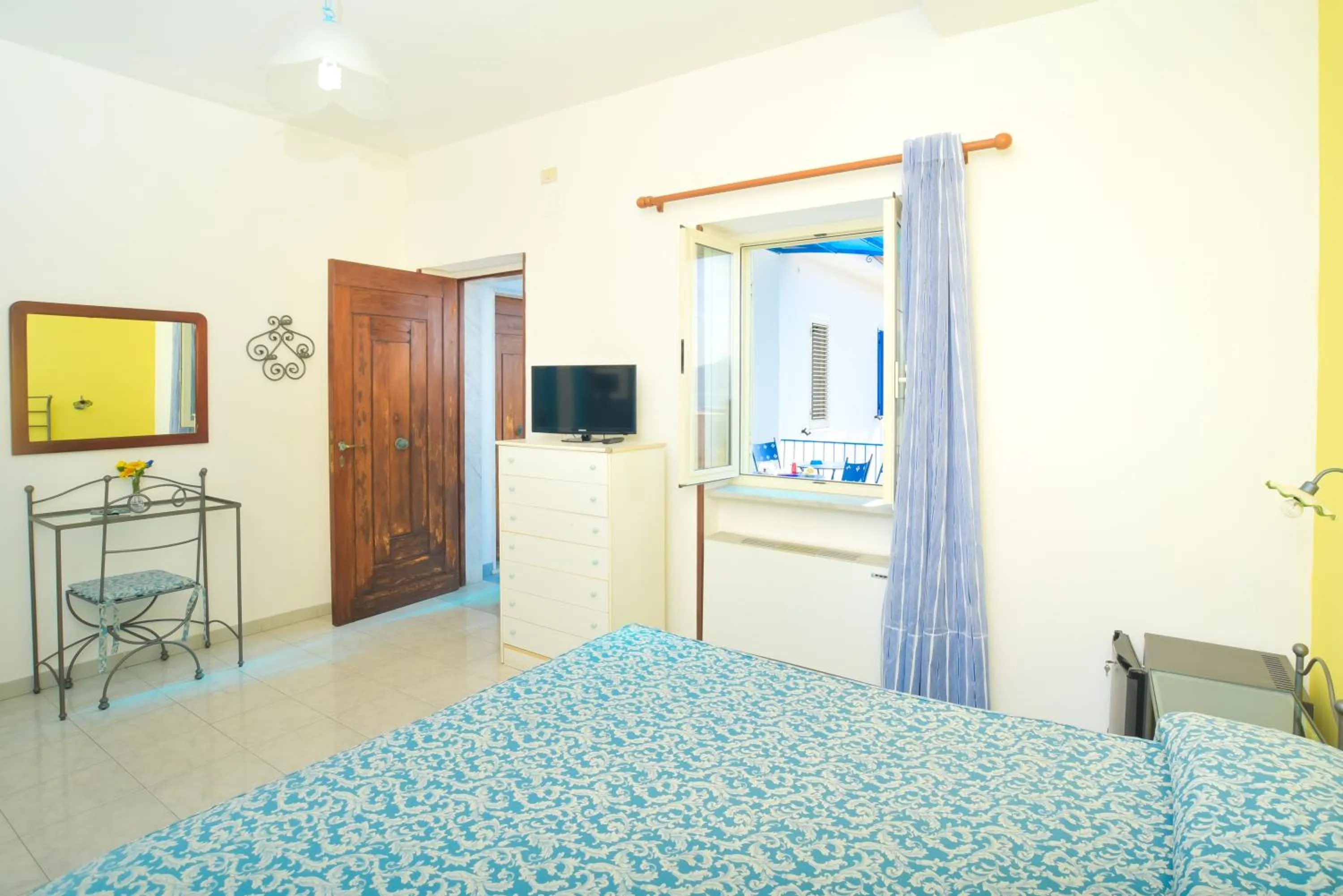 Photo of the whole room, Bed in Hotel Celeste