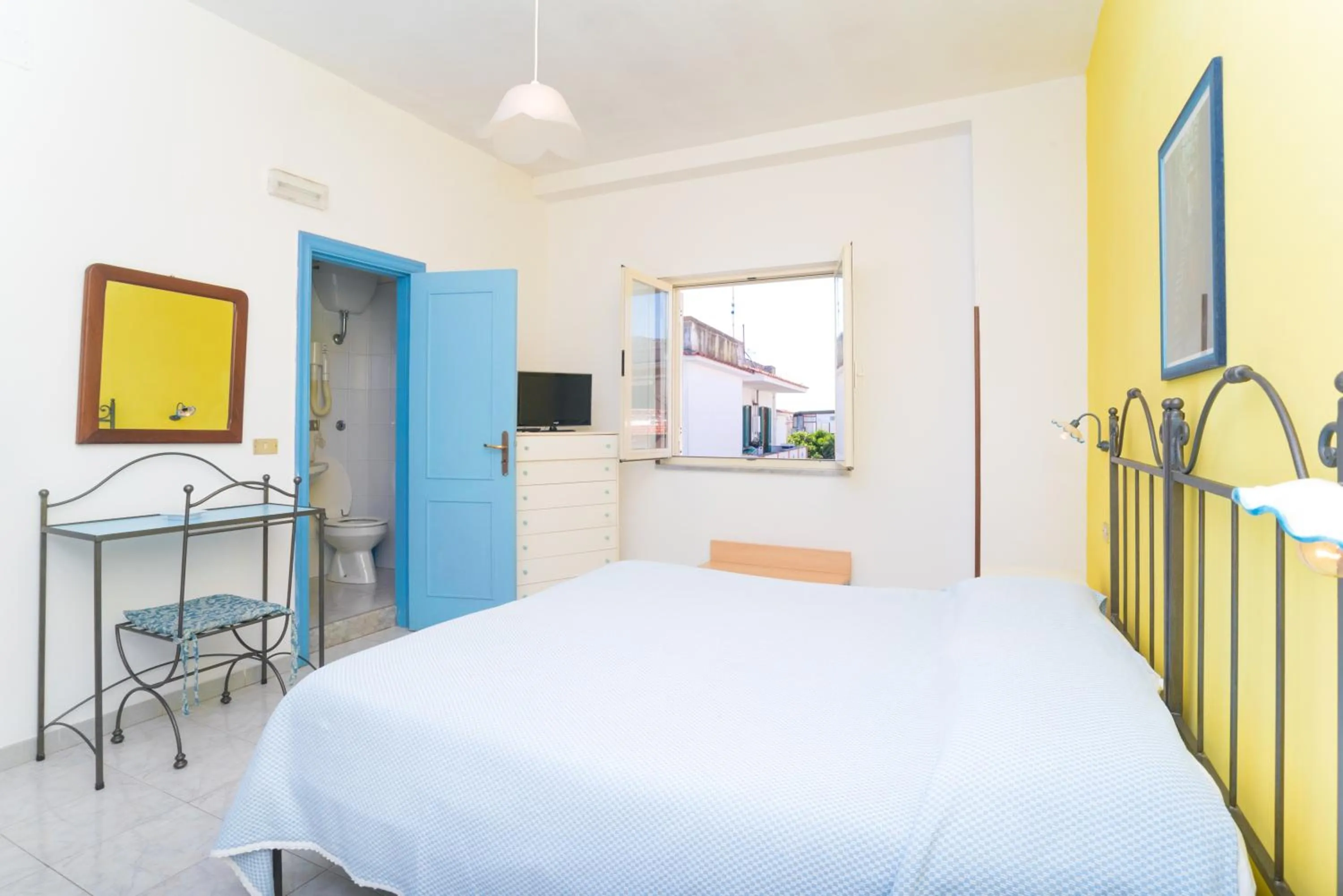 Photo of the whole room, Bed in Hotel Celeste