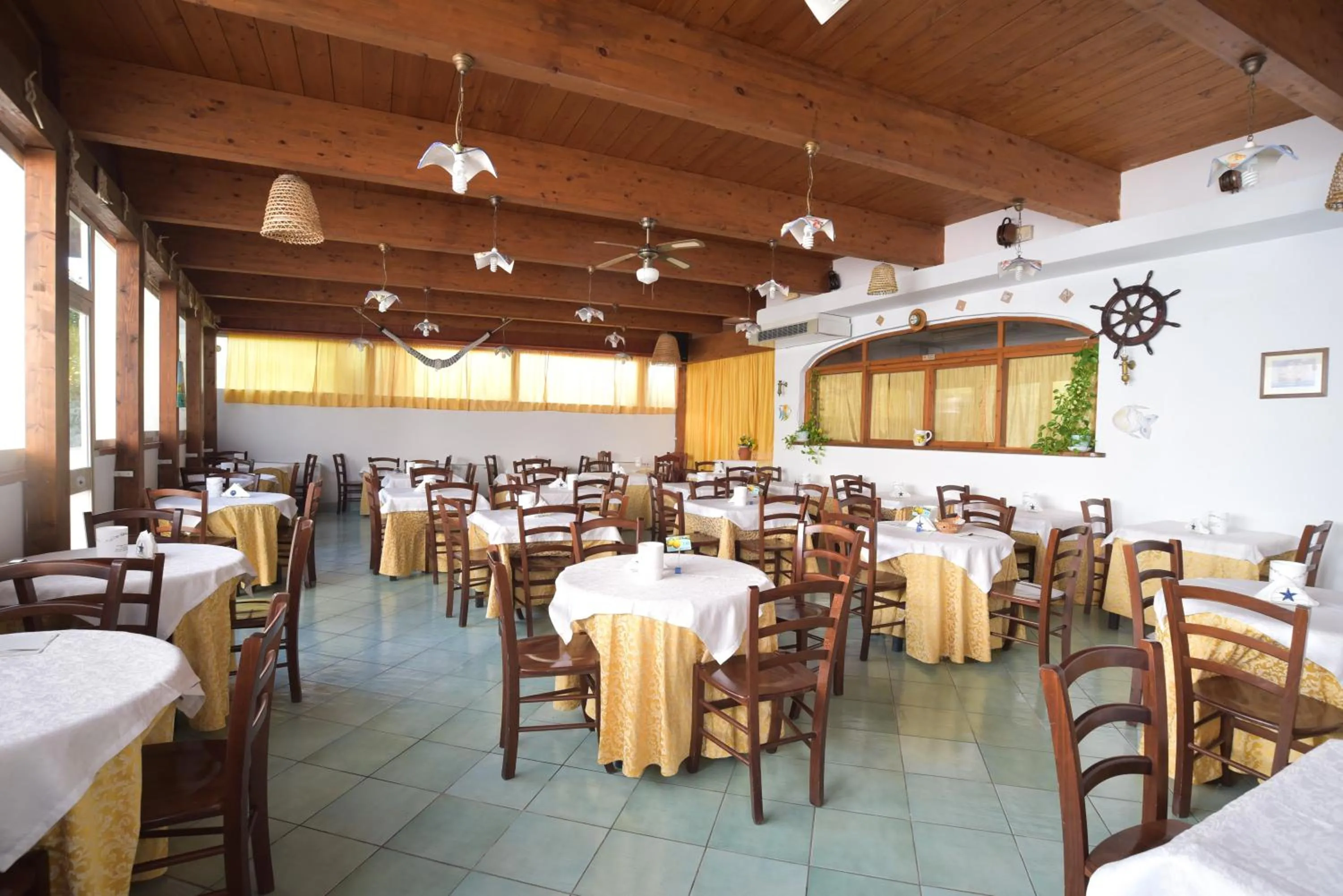 Restaurant/places to eat in Hotel Celeste