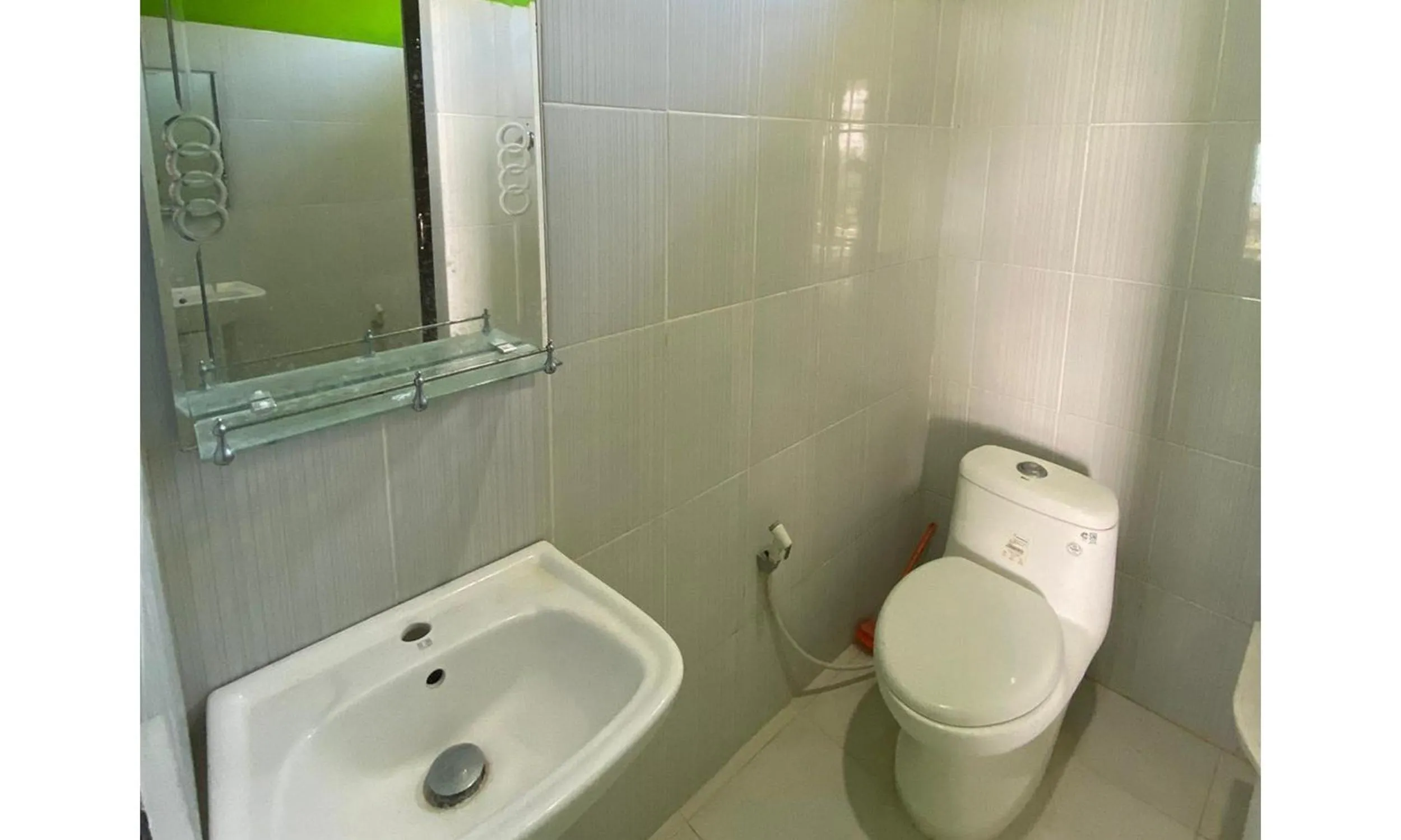 Bathroom in RedDoorz Syariah near Ujong Kareung Beach Sabang