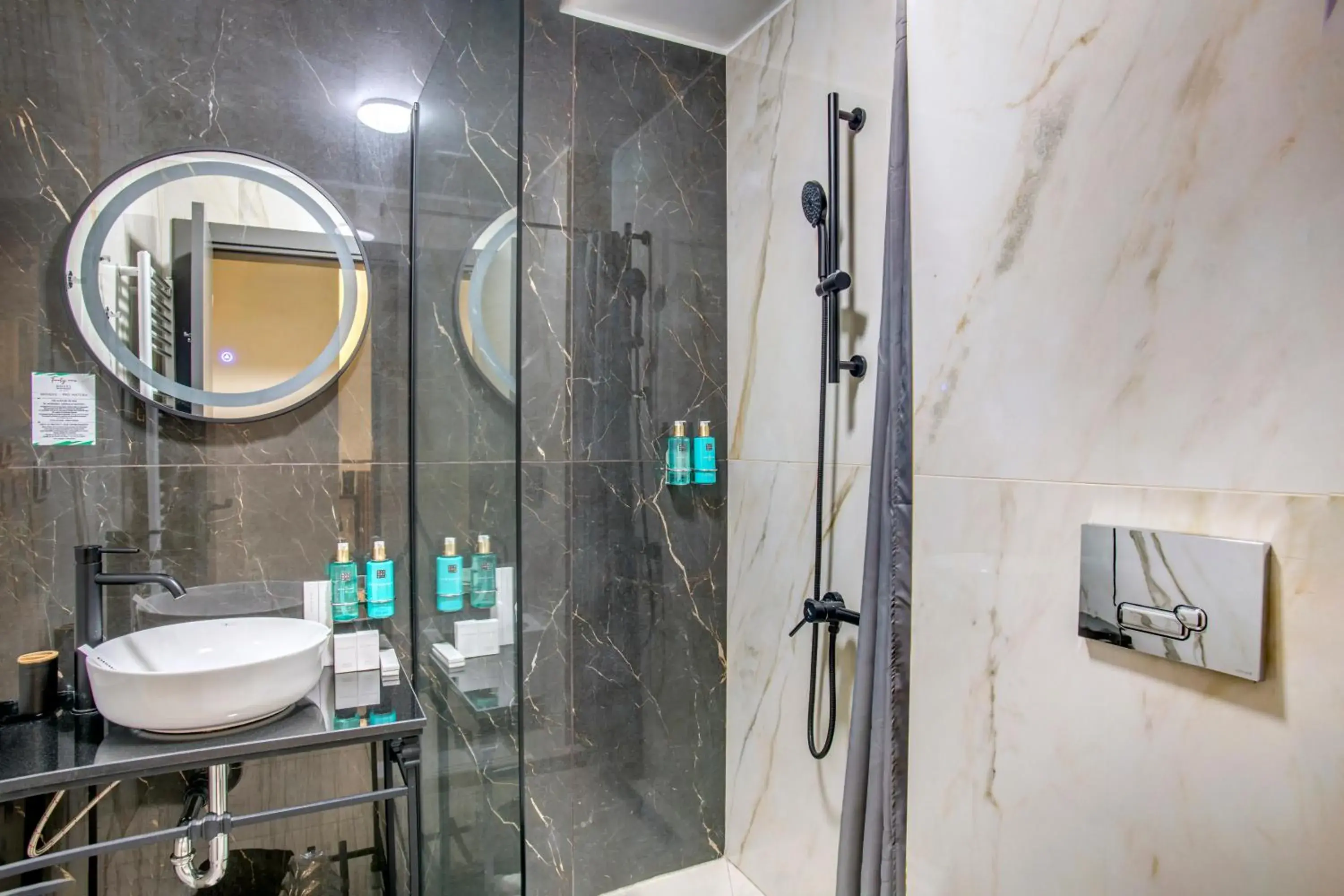 Bathroom in Hotel Forty One Bathroom in Hotel Forty One