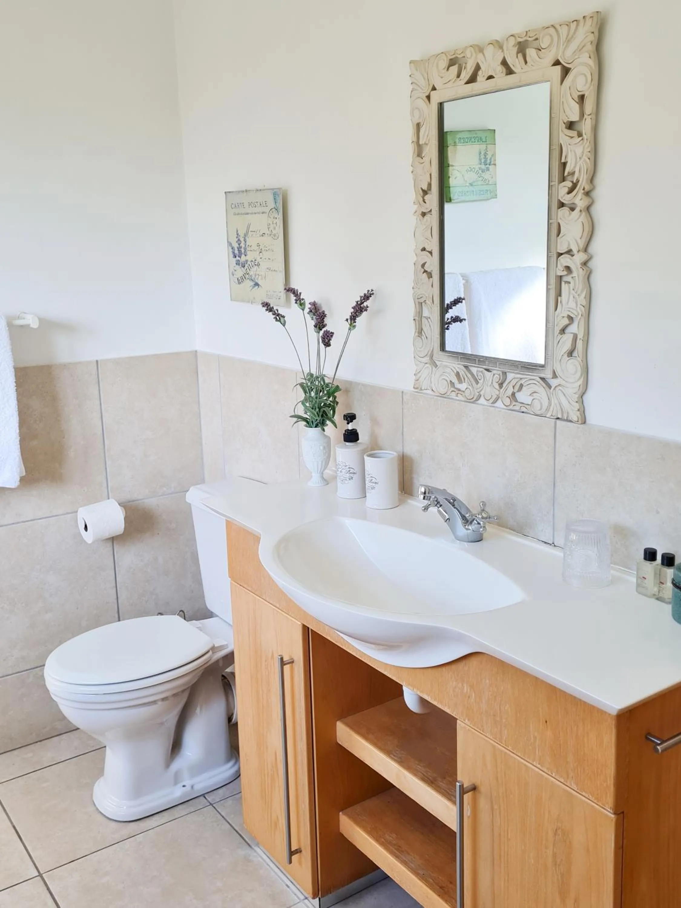 Bathroom in Cherry Berry Guest House