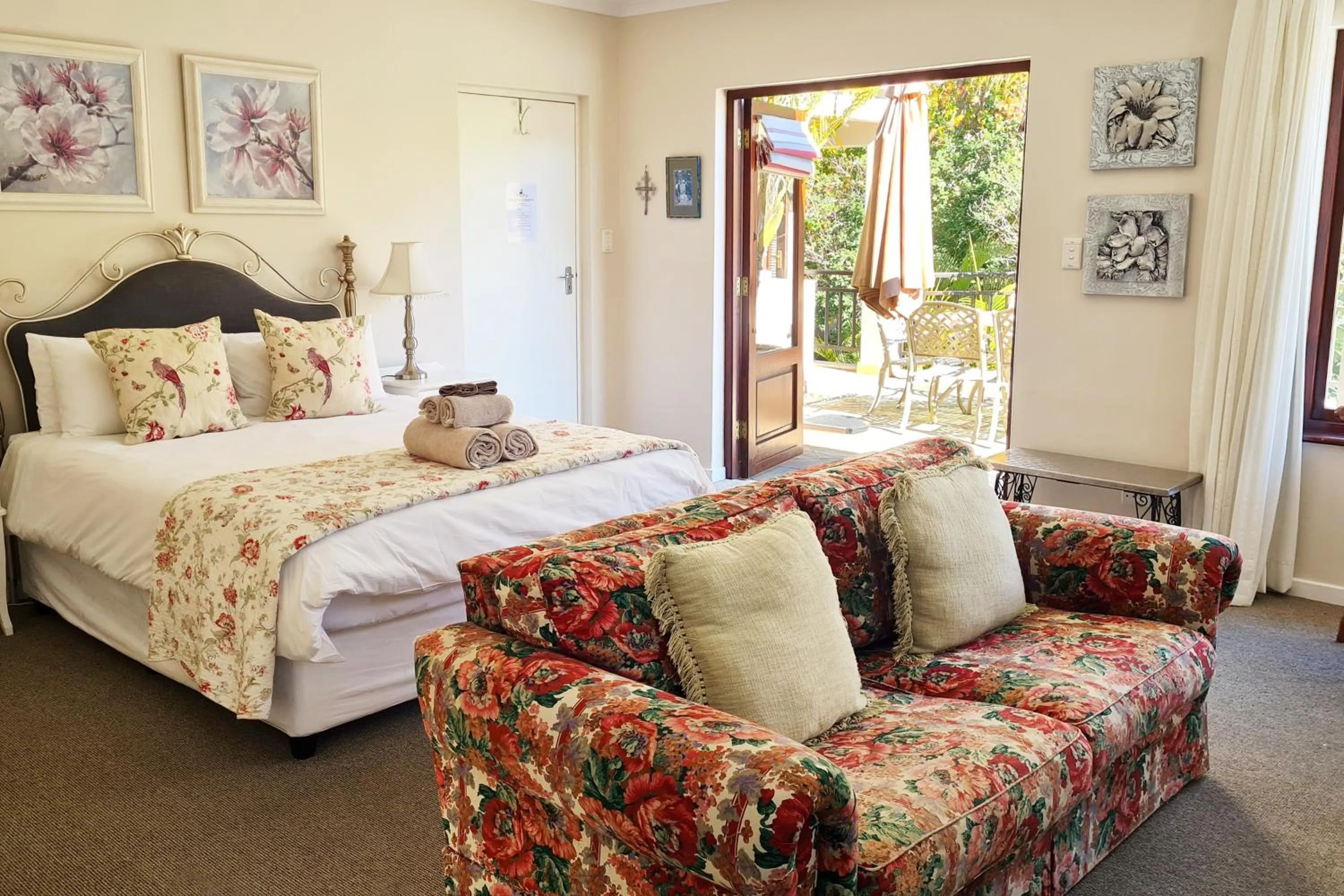 Bedroom, Bed in Cherry Berry Guest House