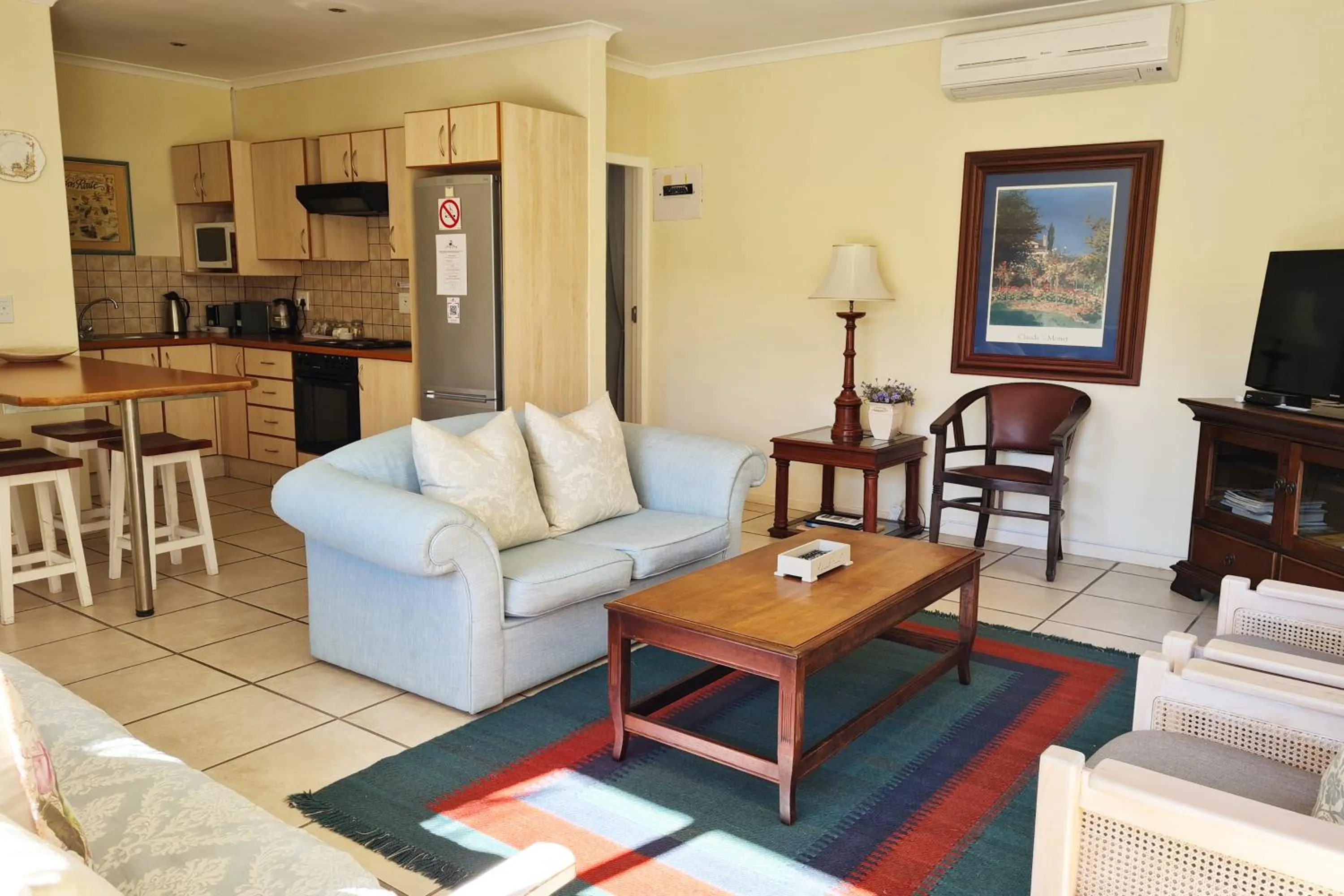 Communal lounge/ TV room in Cherry Berry Guest House