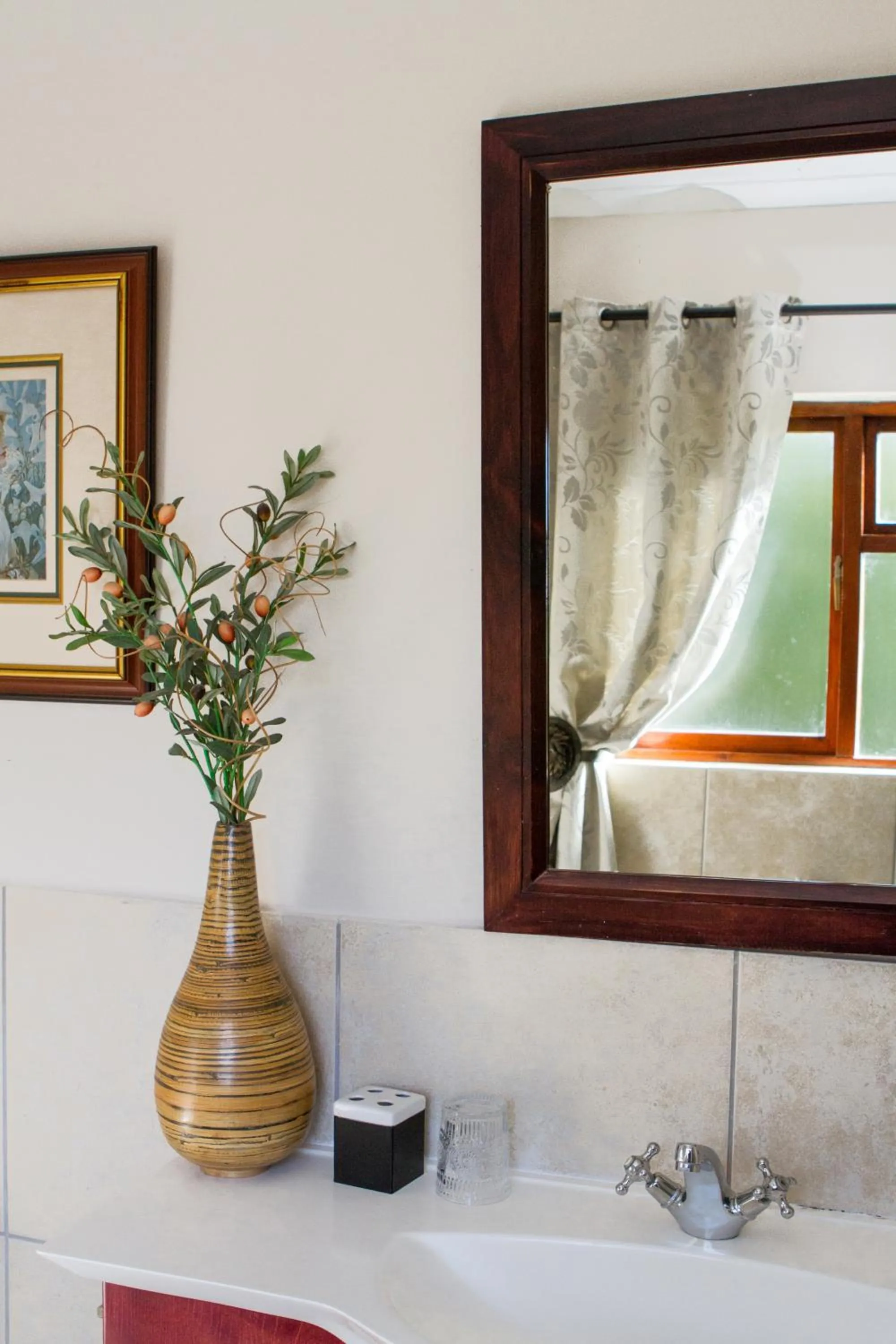 Bathroom in Cherry Berry Guest House