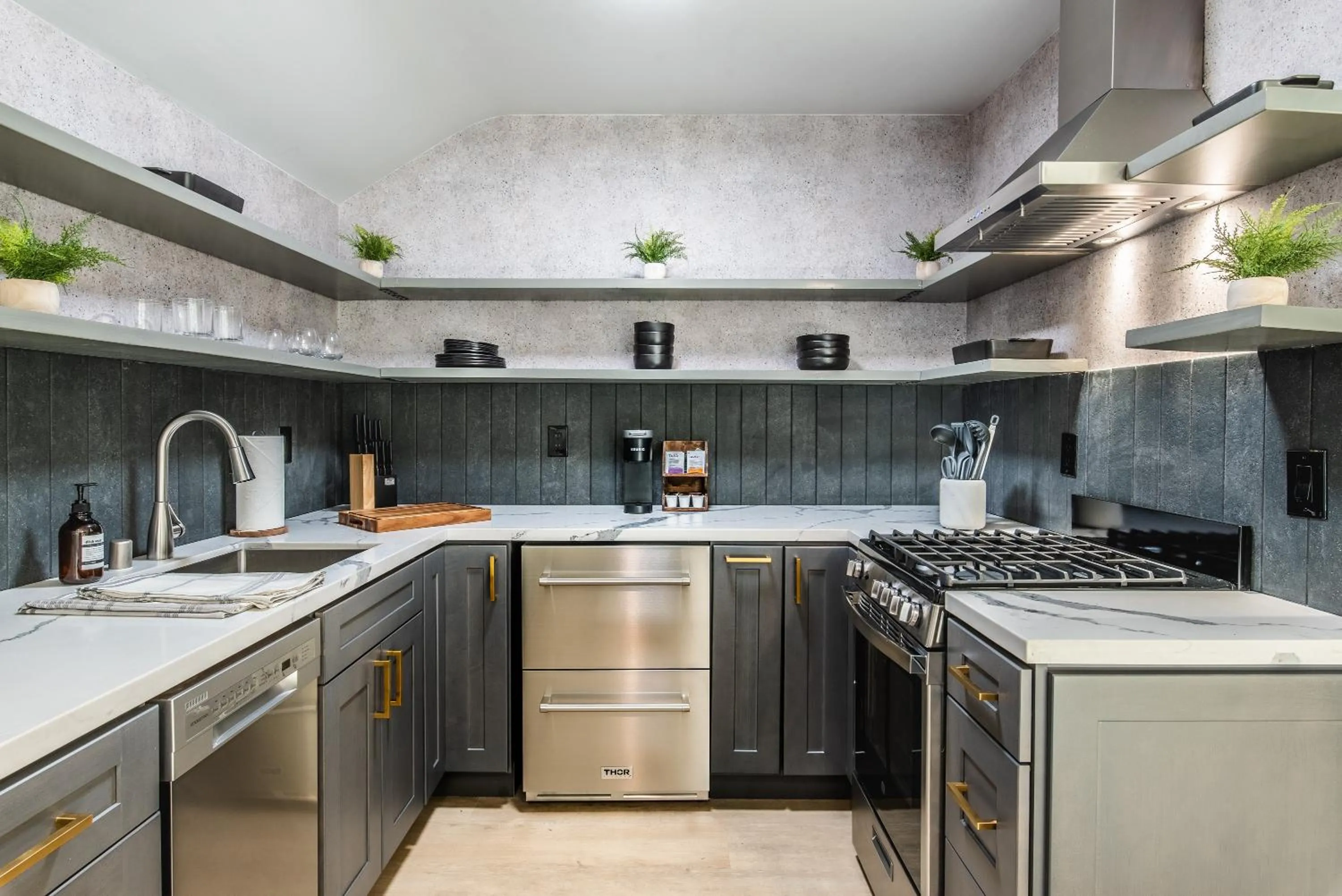 Kitchen or kitchenette in The Kingsley Hotel