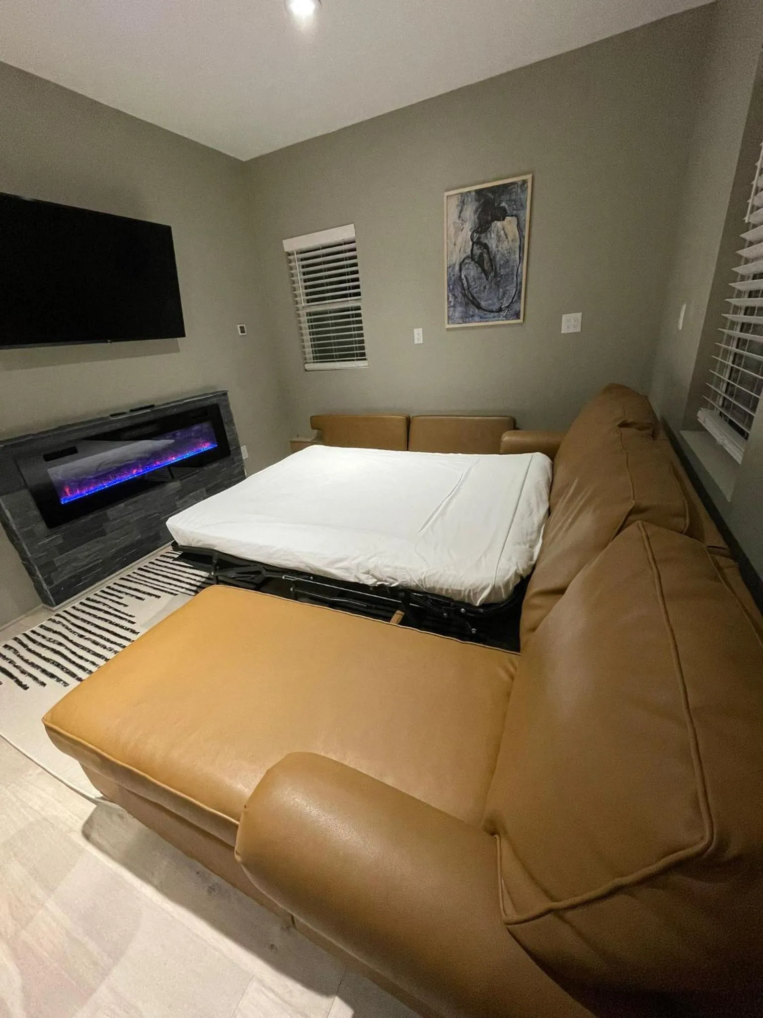 Bed in Modern Home &Cozy