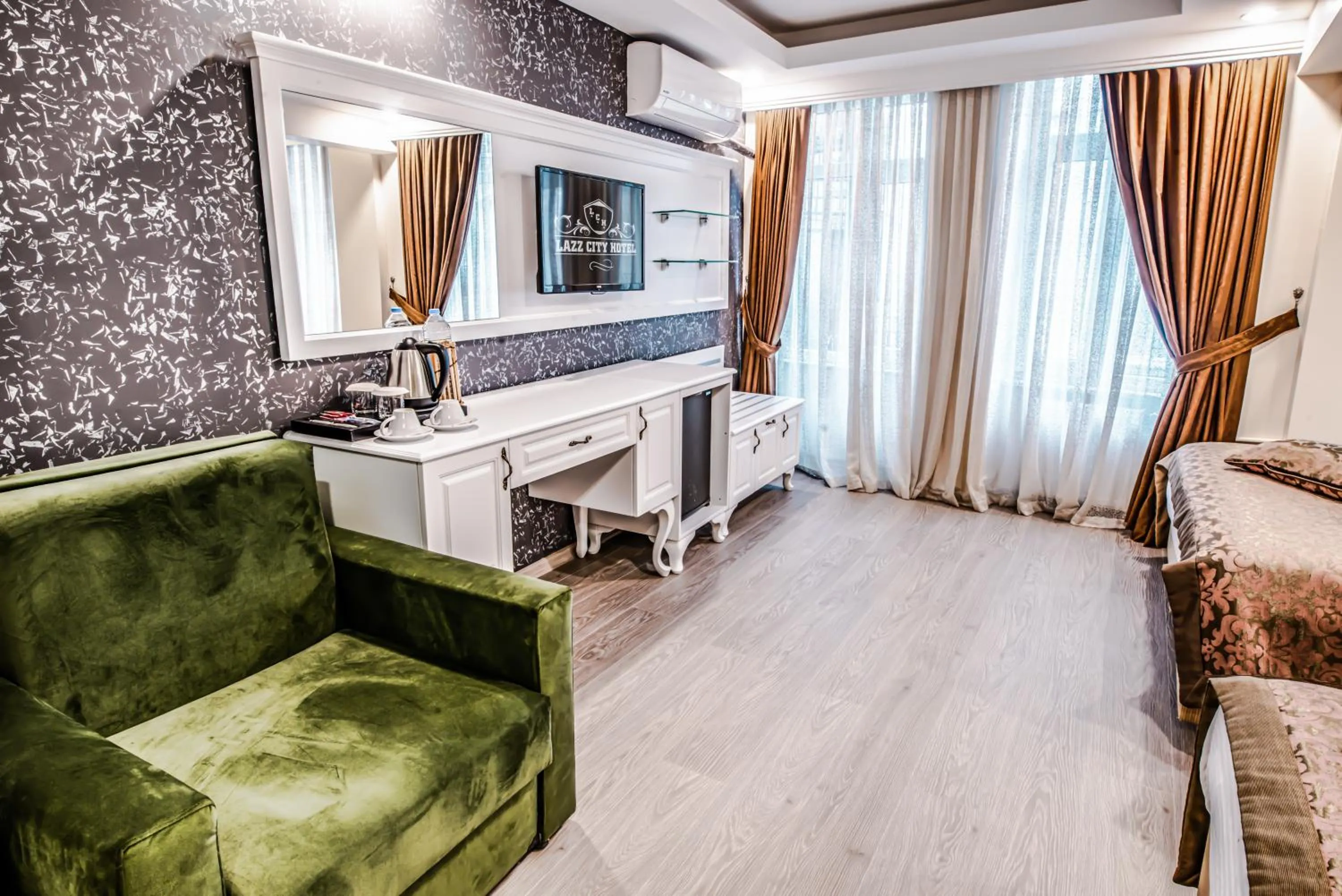 Nightclub / DJ, Bed in Lazz City Hotel