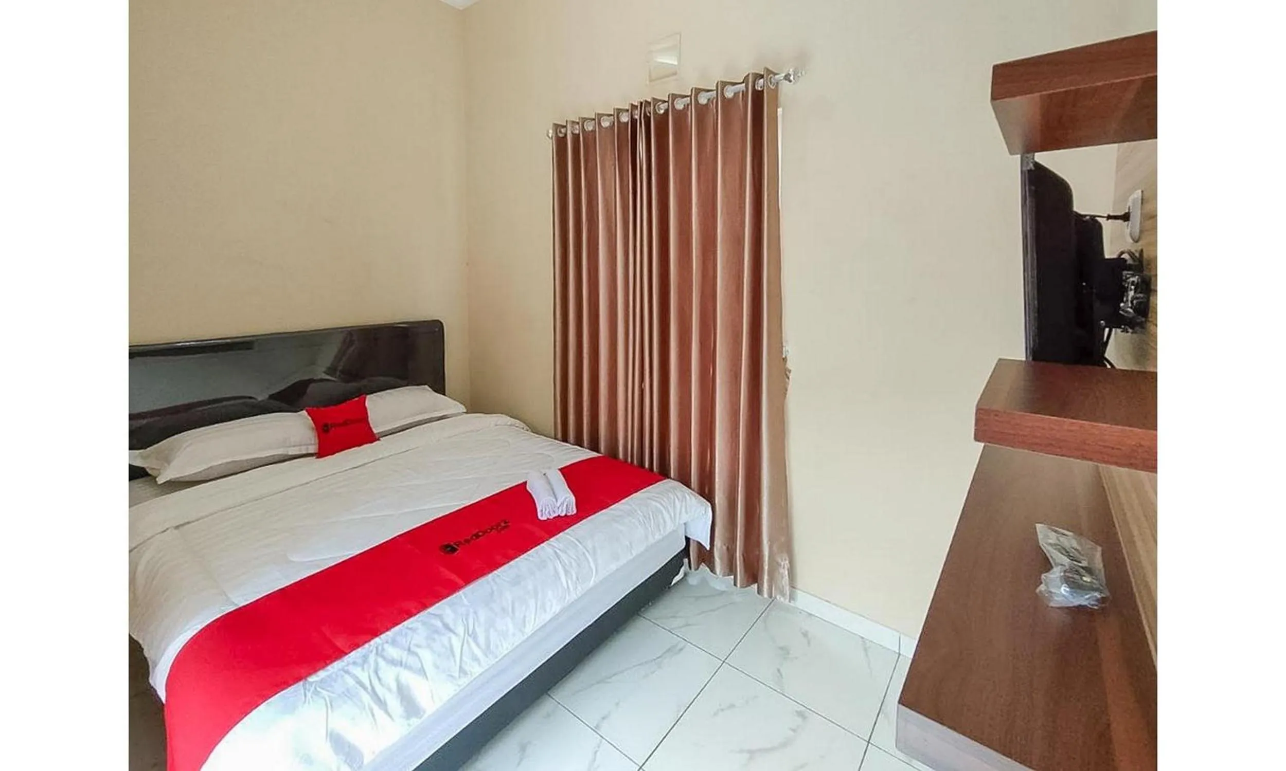 Bed in RedDoorz near BNS Batu