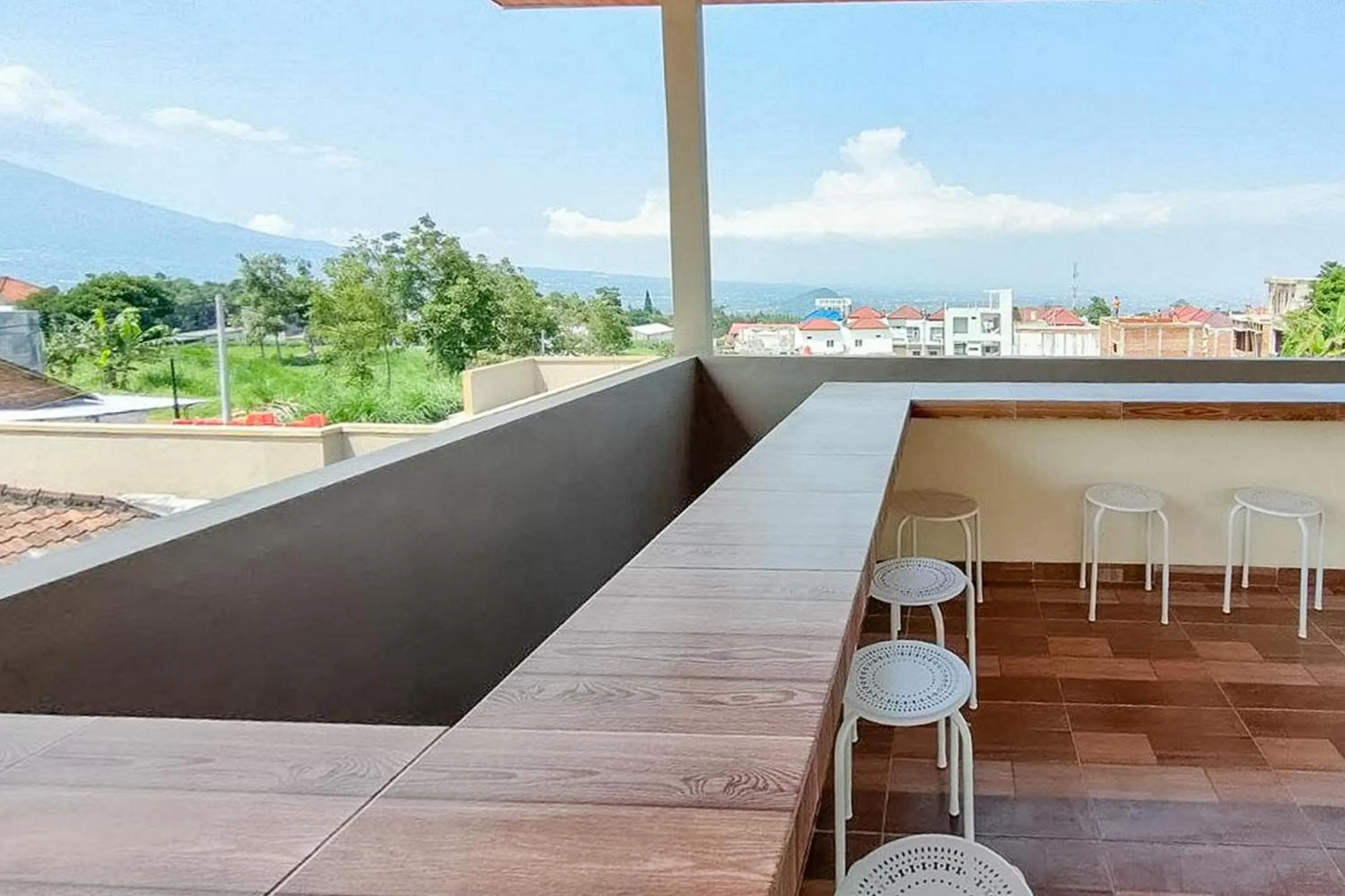 Seating area in RedDoorz near BNS Batu