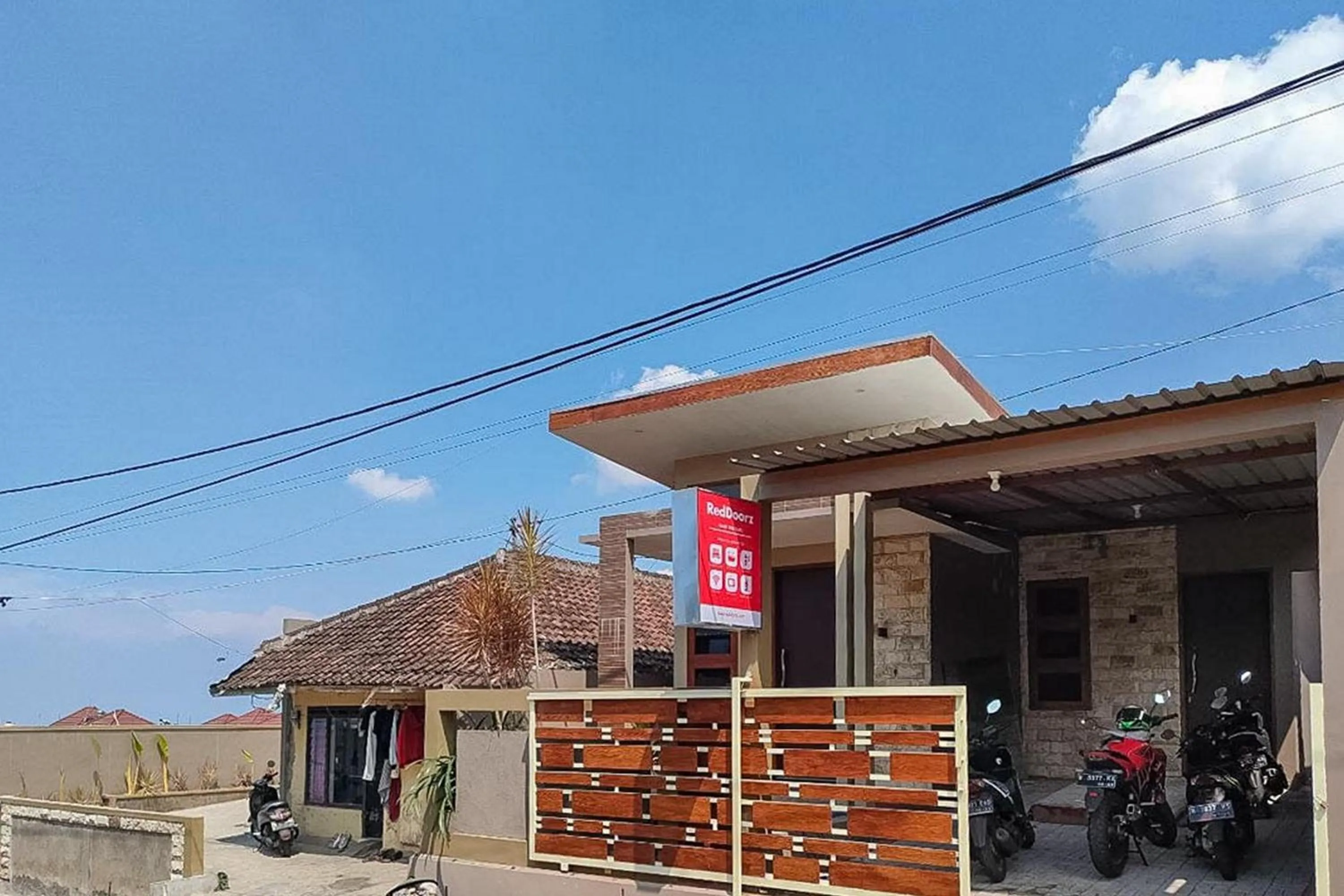 Facade/entrance in RedDoorz near BNS Batu