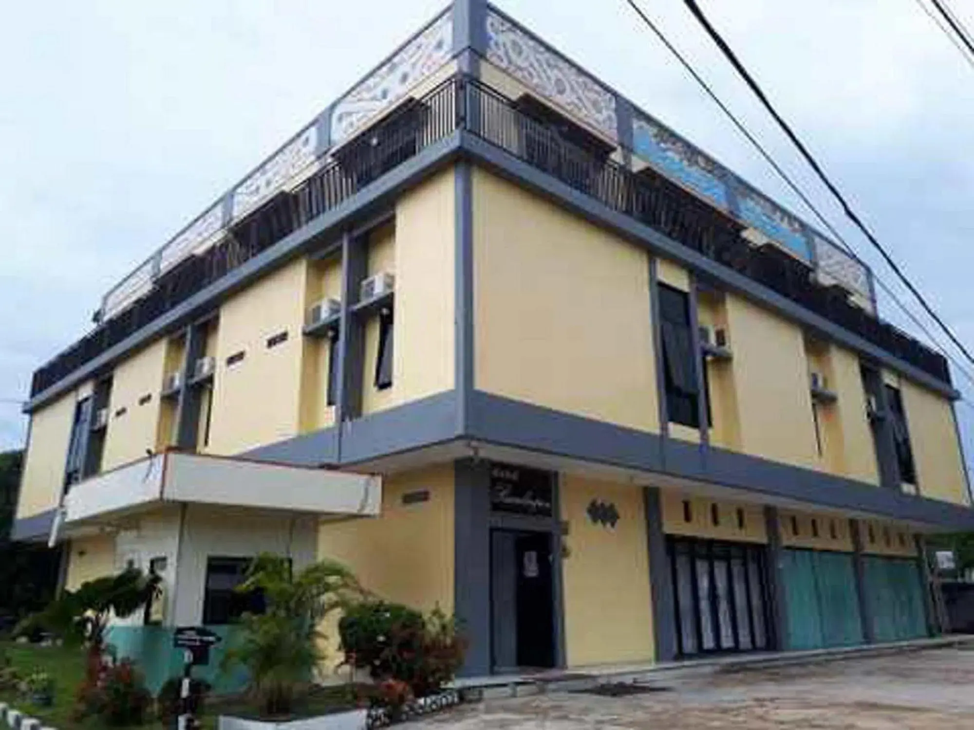 Property building in RedDoorz at Hotel Rumberpon Sorong Property building in RedDoorz at Hotel Rumberpon Sorong