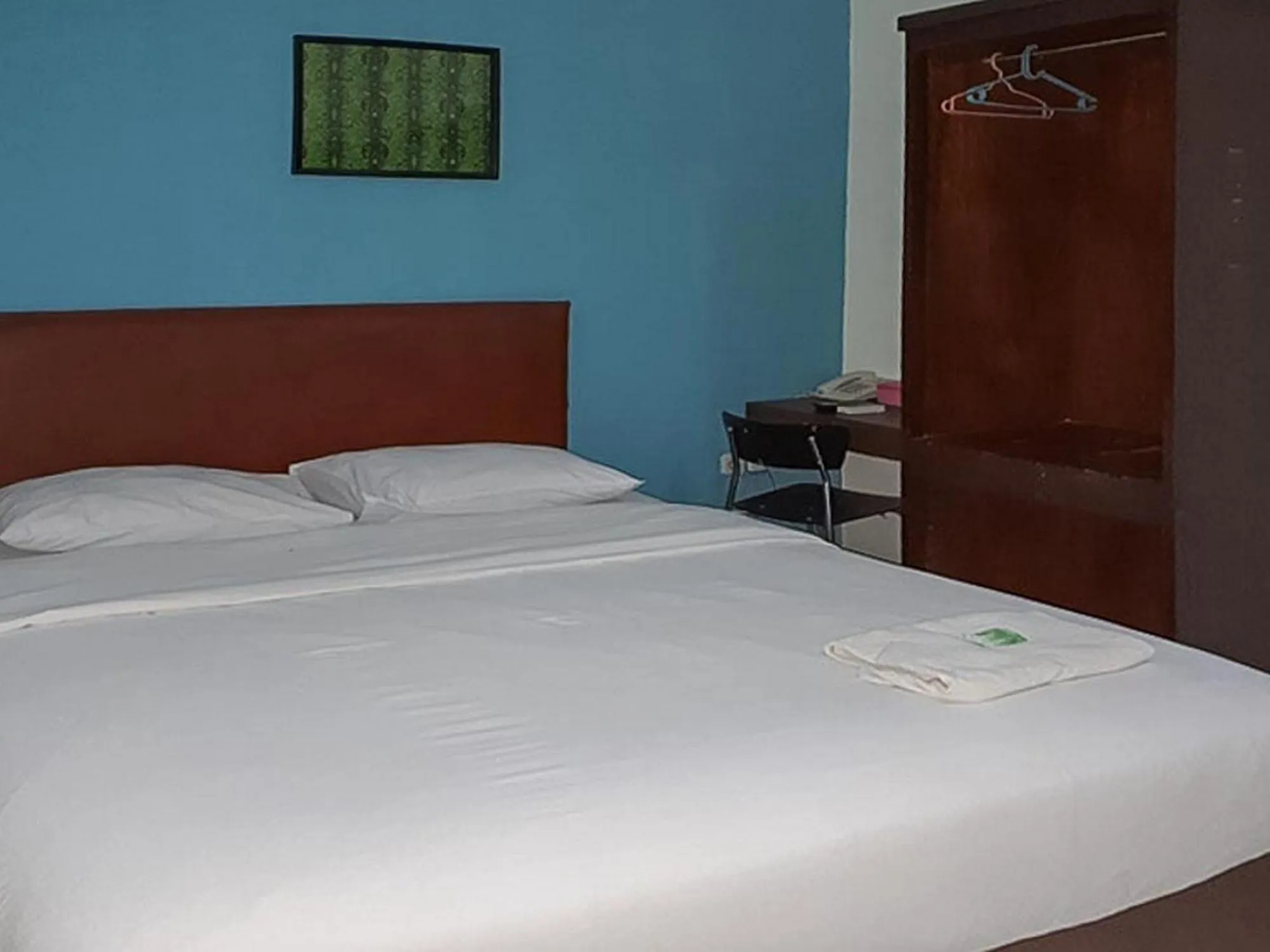 Bed in RedDoorz at Hotel Rumberpon Sorong