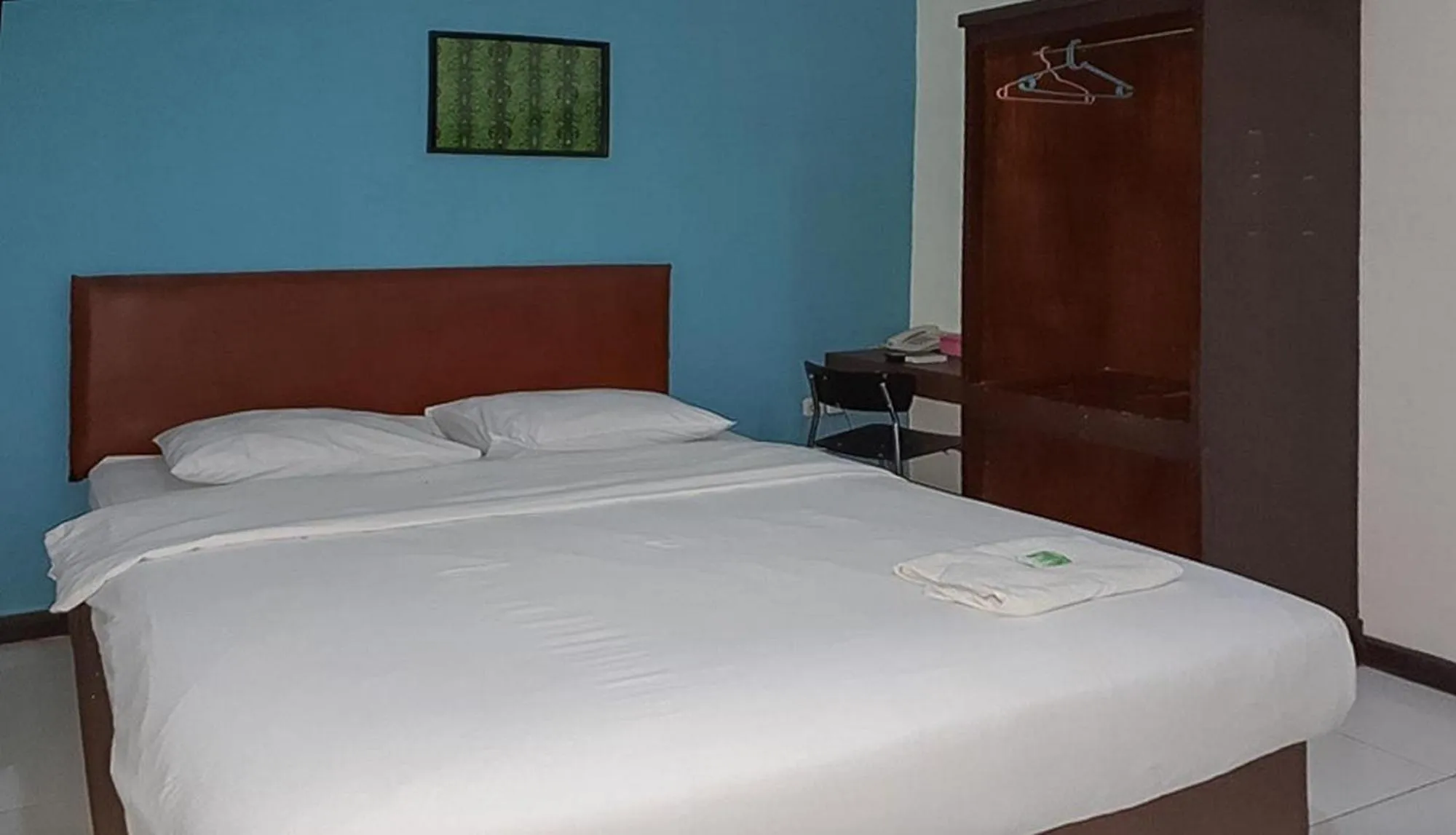 Bed in RedDoorz at Hotel Rumberpon Sorong