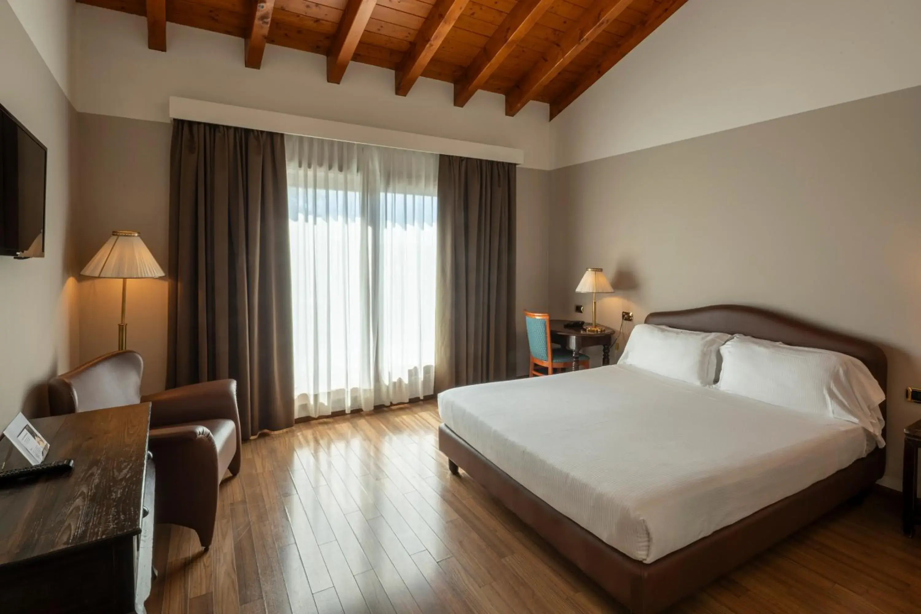 Superior Room with One Queen Bed, One Single Bed and Balcony with spa access included in Hotel Horizon Wellness & Spa Resort - Best Western Signature Collection Superior Room with One Queen Bed, One Single Bed and Balcony with spa access included in Hotel Horizon Wellness & Spa Resort - Best Western Signature Collection