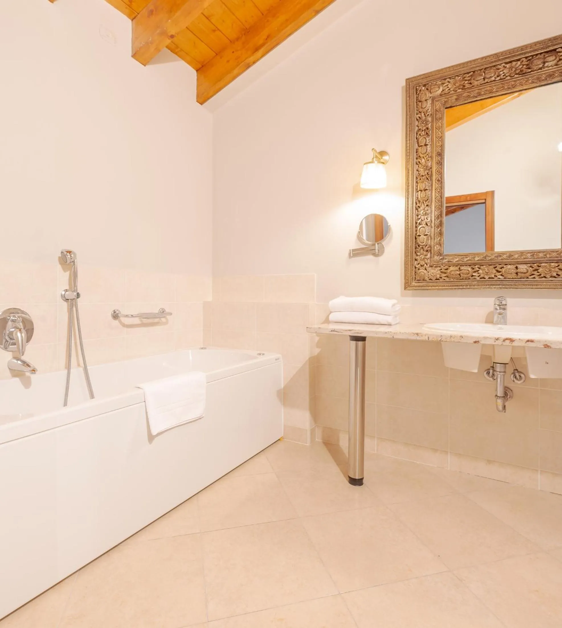 Bath in Hotel Horizon Wellness & Spa Resort - Best Western Signature Collection