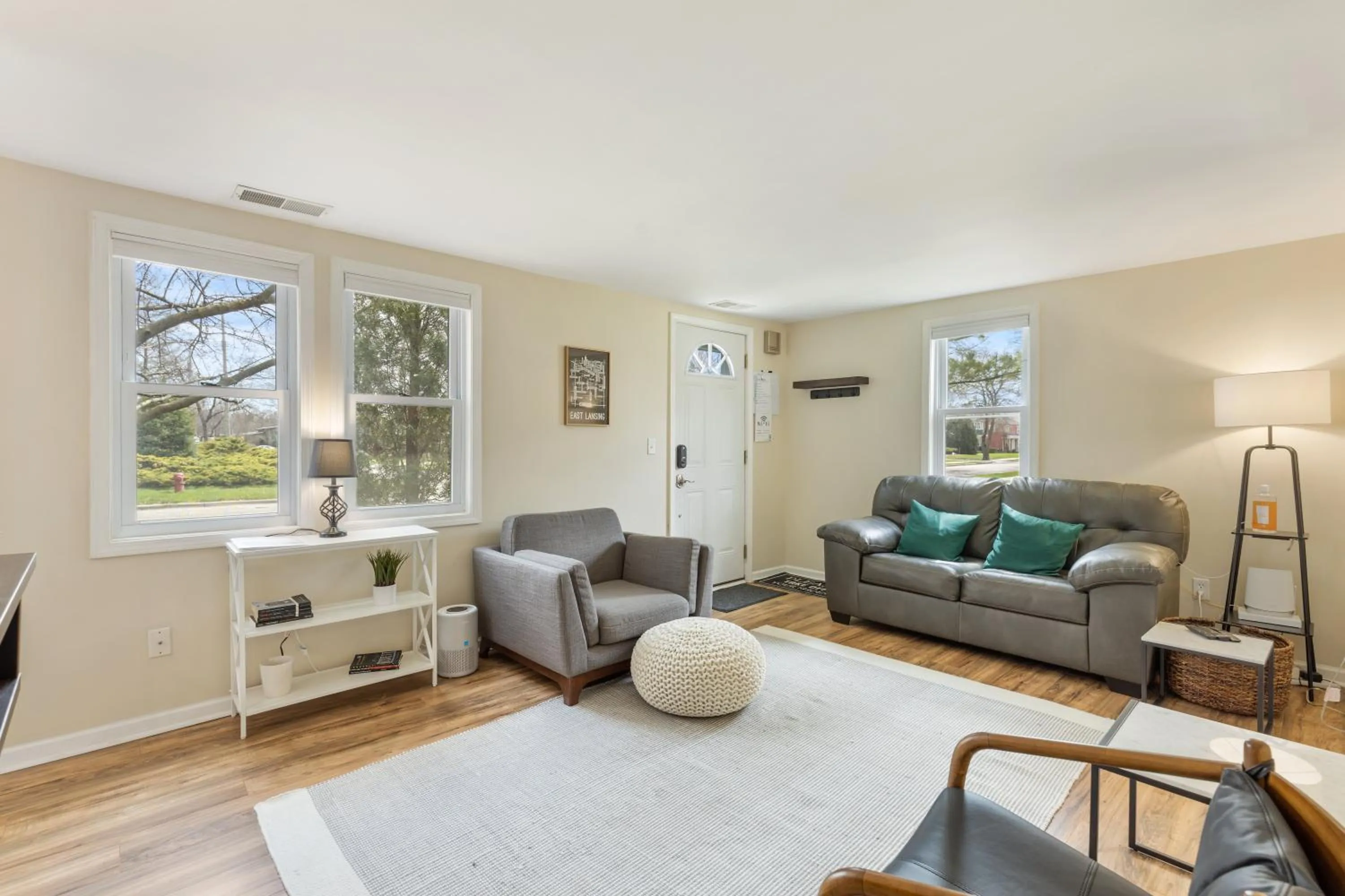Living room in Perfect Location Walk to MSU Campus High End Mattresses Fast Wi-Fi