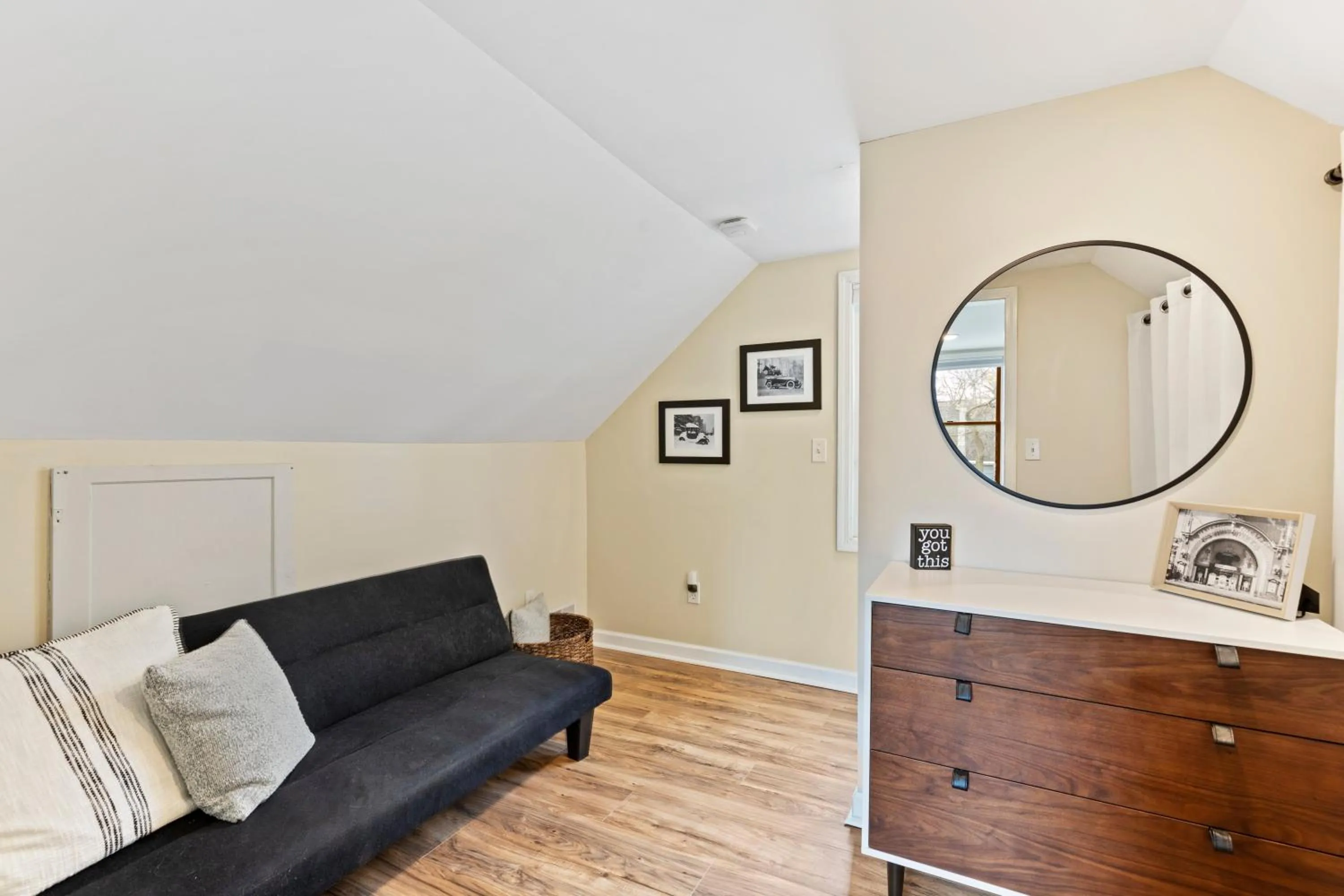 Seating area in Perfect Location Walk to MSU Campus High End Mattresses Fast Wi-Fi