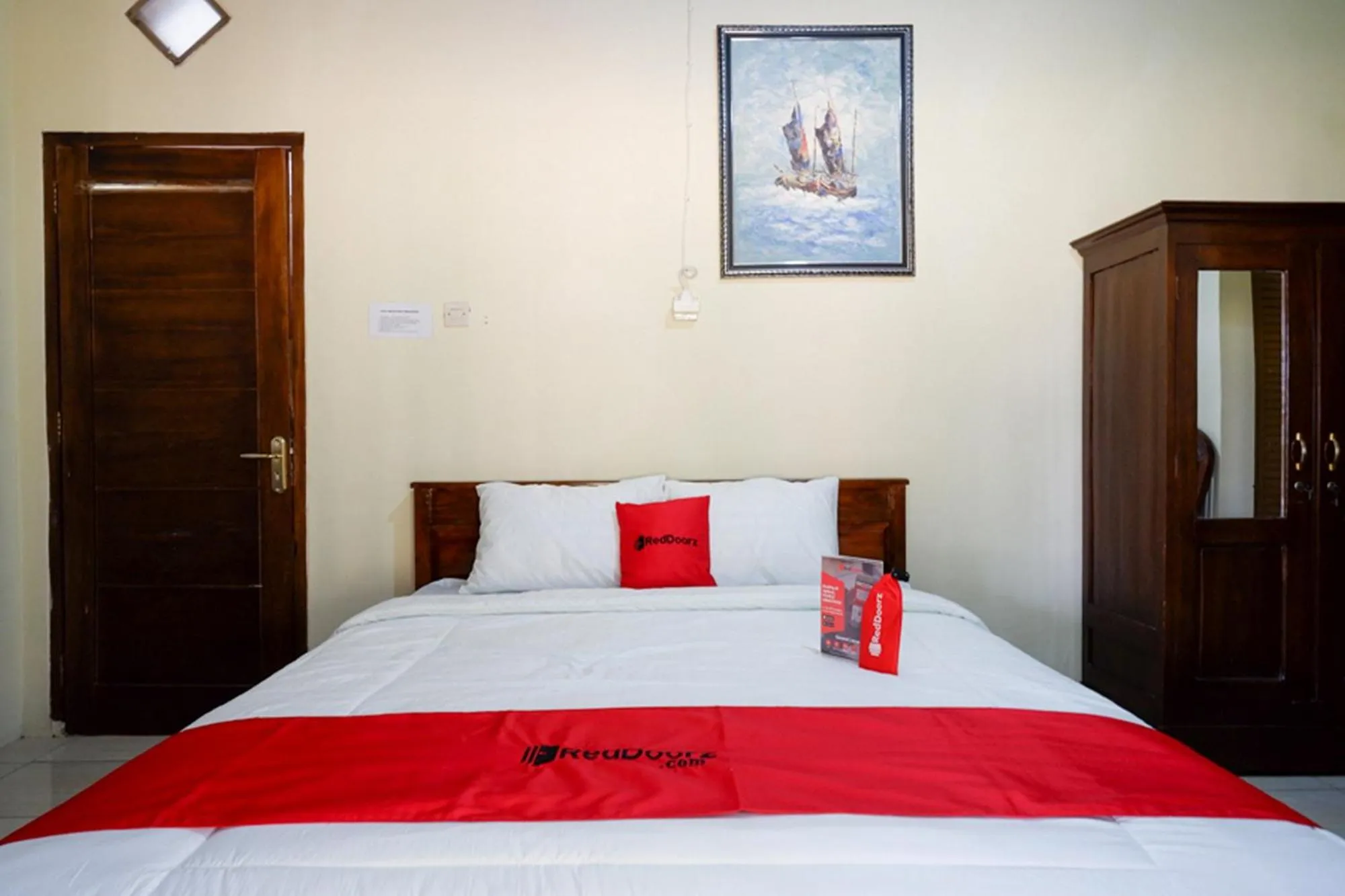 Bed in RedDoorz Syariah near Alun Alun Pacitan 2
