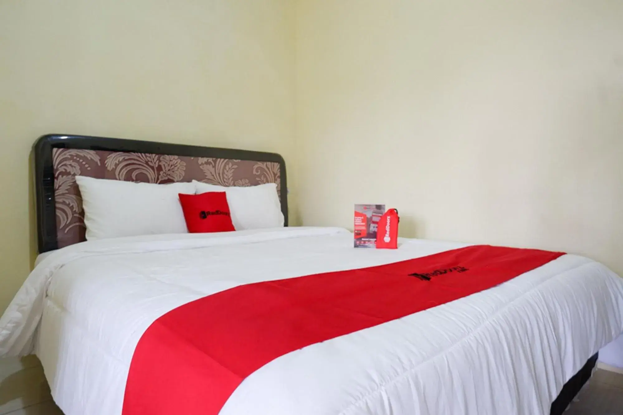 Bed in RedDoorz Syariah near Alun Alun Pacitan 2 Bed in RedDoorz Syariah near Alun Alun Pacitan 2