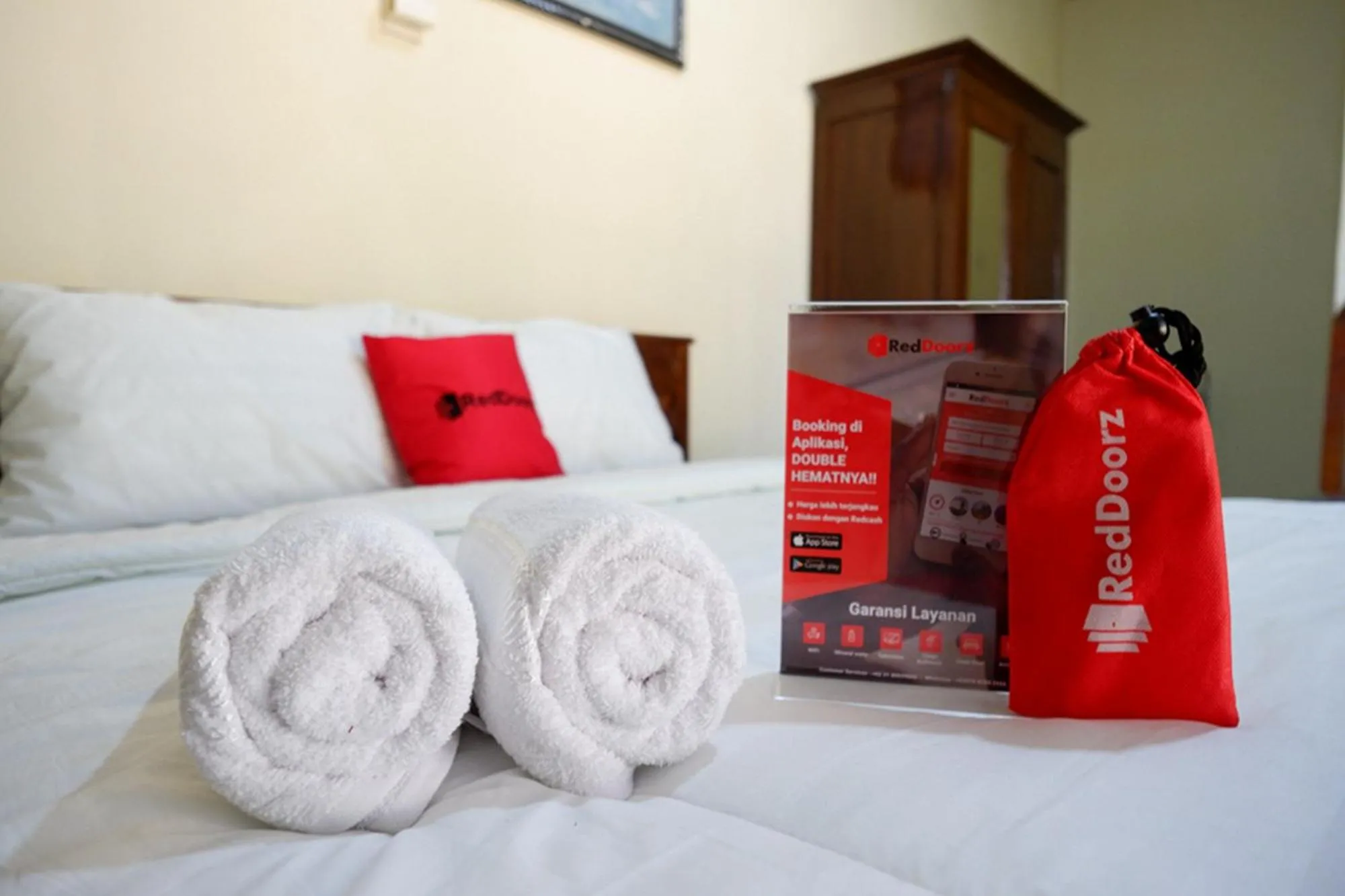 Bed in RedDoorz Syariah near Alun Alun Pacitan 2