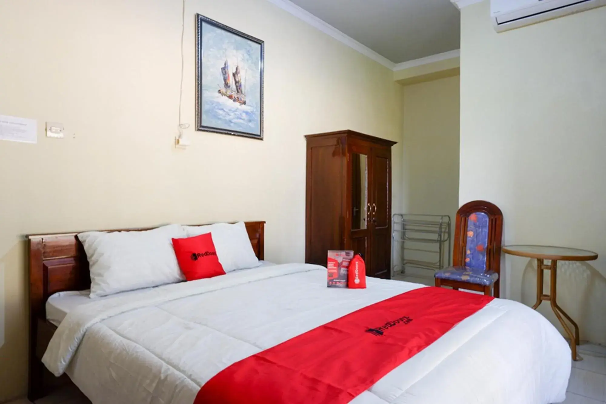 Bed in RedDoorz Syariah near Alun Alun Pacitan 2 Bed in RedDoorz Syariah near Alun Alun Pacitan 2