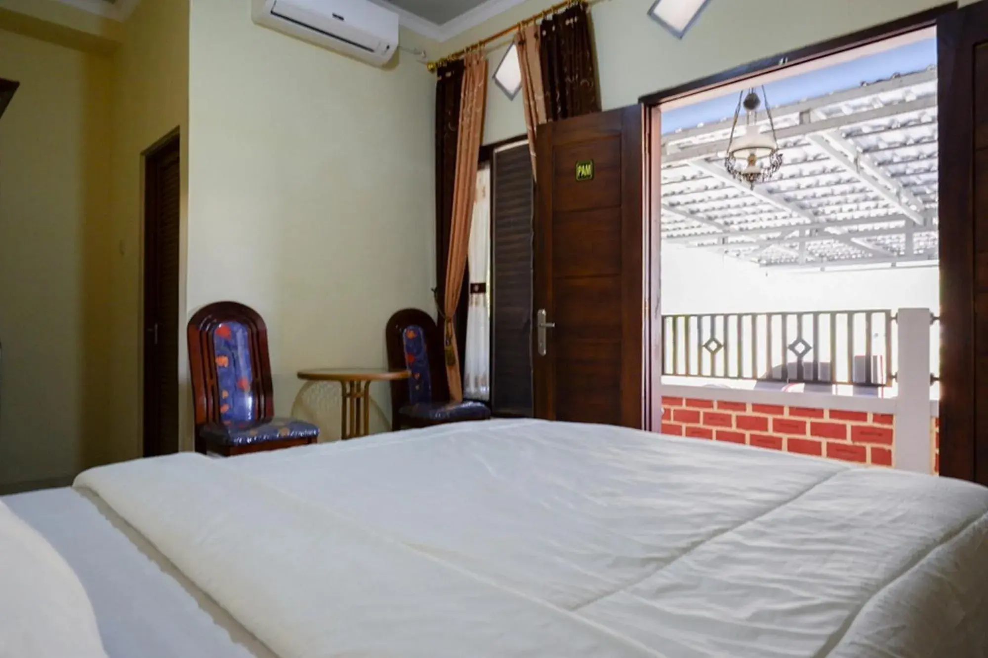 Bed in RedDoorz Syariah near Alun Alun Pacitan 2 Bed in RedDoorz Syariah near Alun Alun Pacitan 2