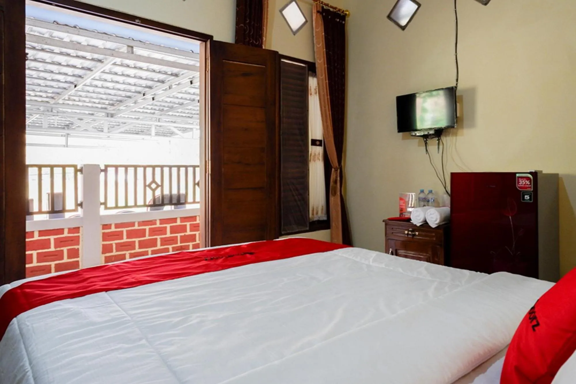 Bed in RedDoorz Syariah near Alun Alun Pacitan 2