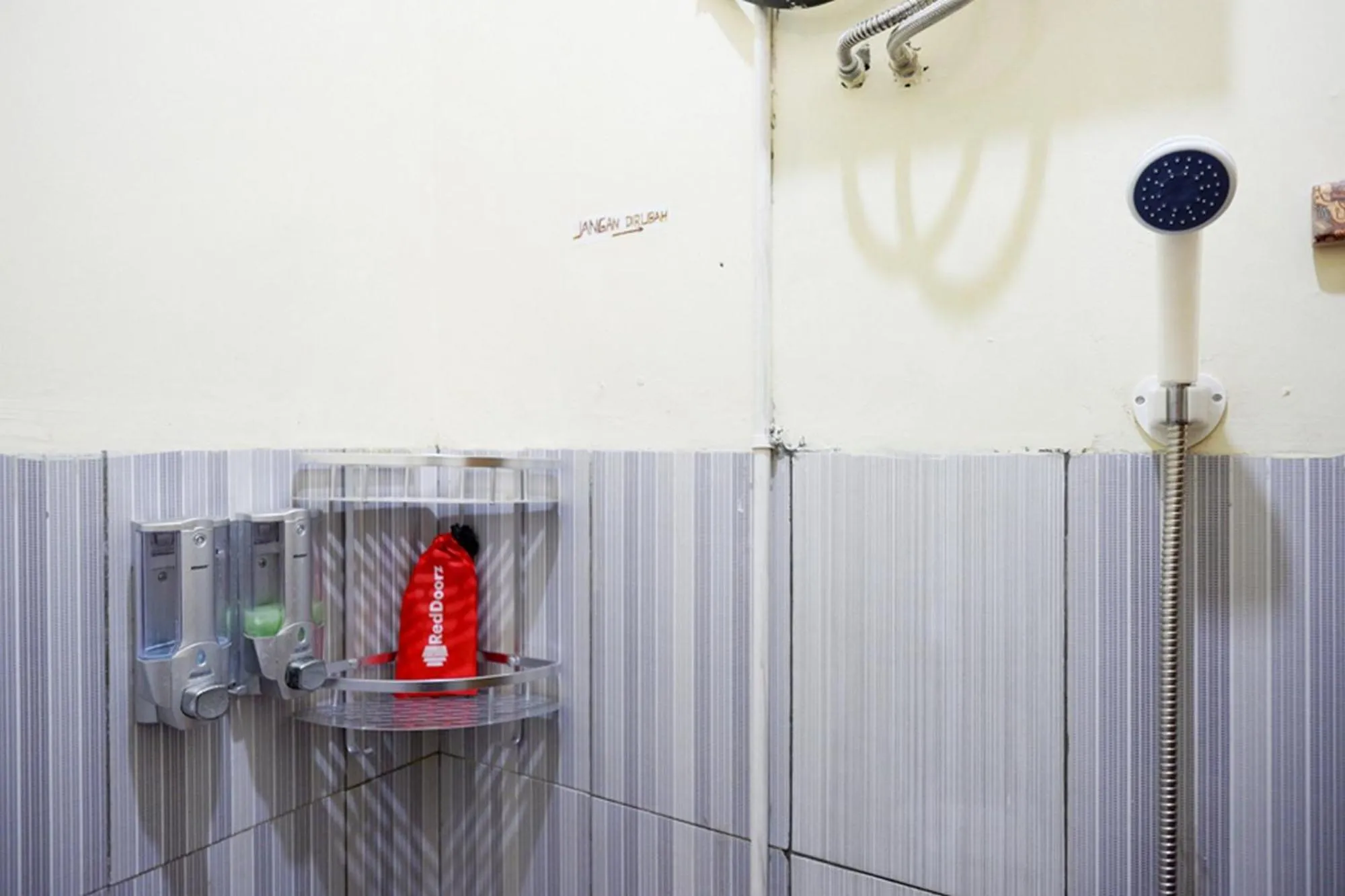 RedDoorz Syariah near Alun Alun Pacitan 2