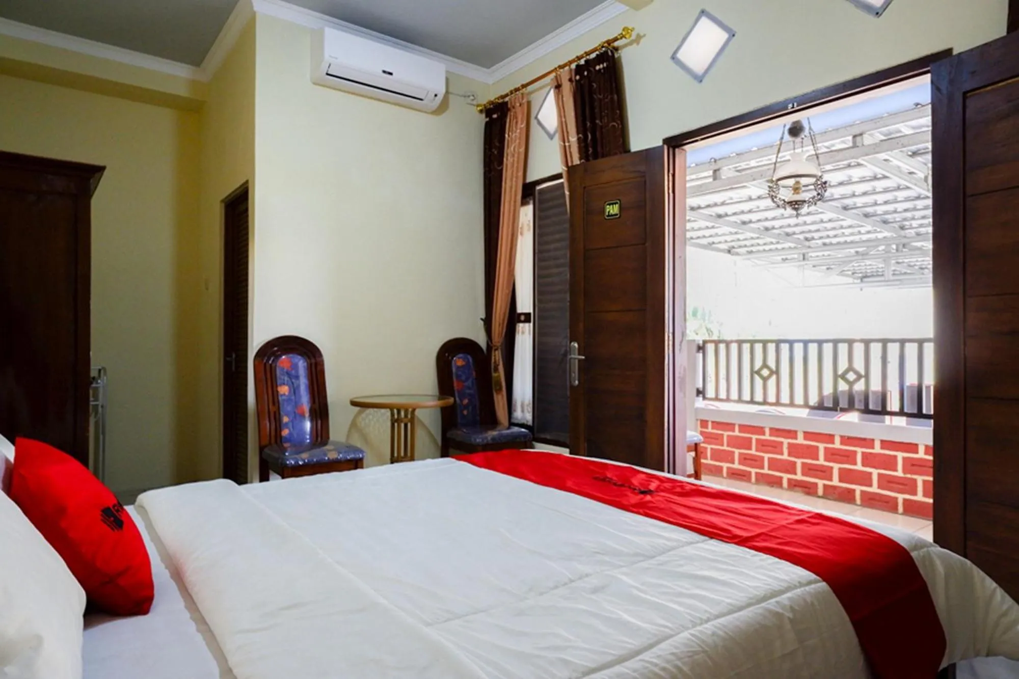 Bed in RedDoorz Syariah near Alun Alun Pacitan 2