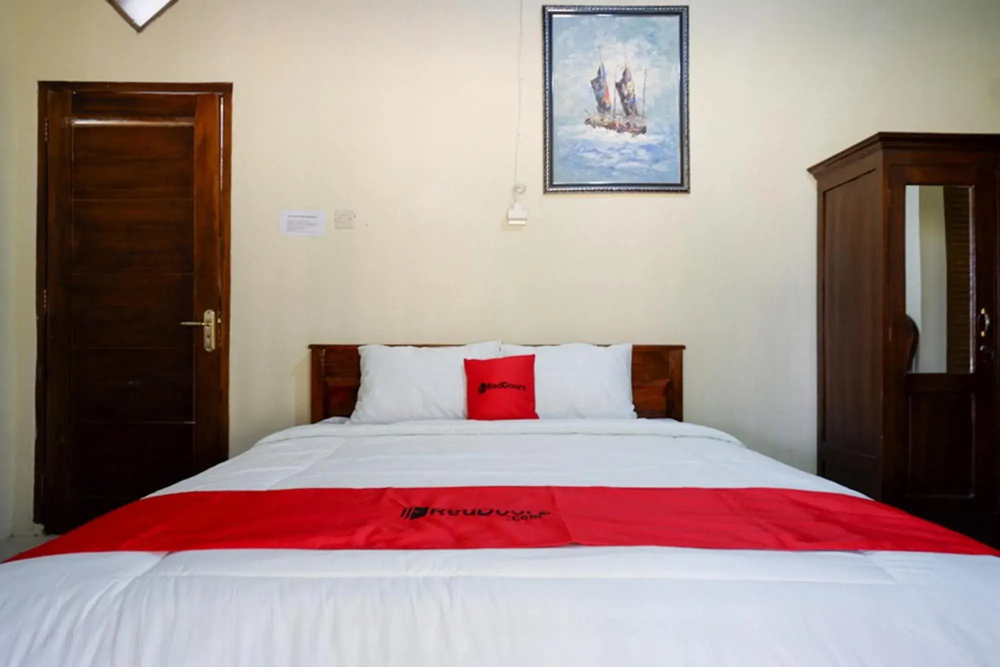 Bed in RedDoorz Syariah near Alun Alun Pacitan 2 Bed in RedDoorz Syariah near Alun Alun Pacitan 2