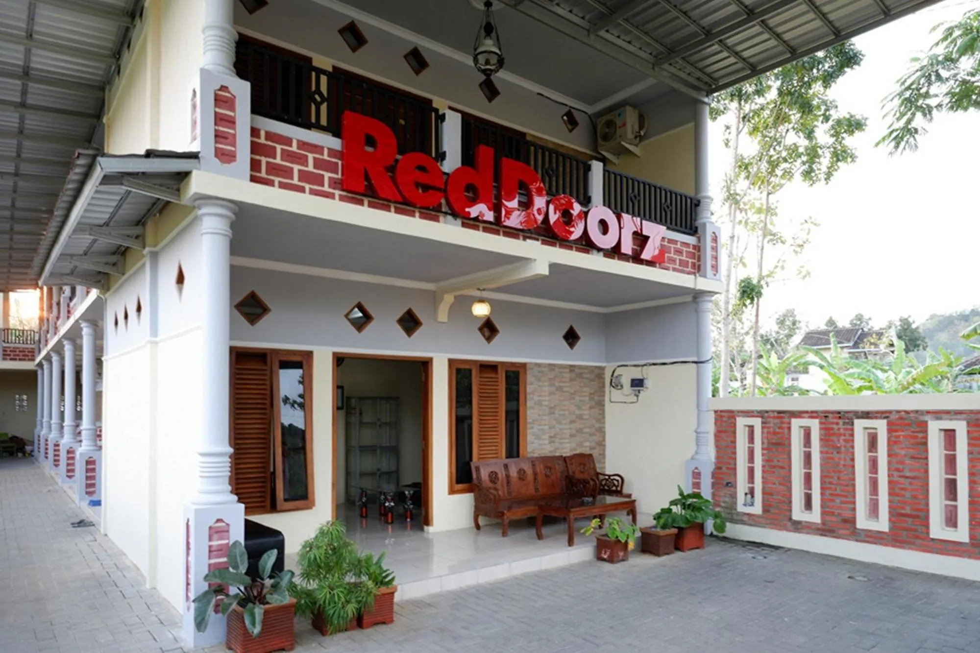 RedDoorz Syariah near Alun Alun Pacitan 2