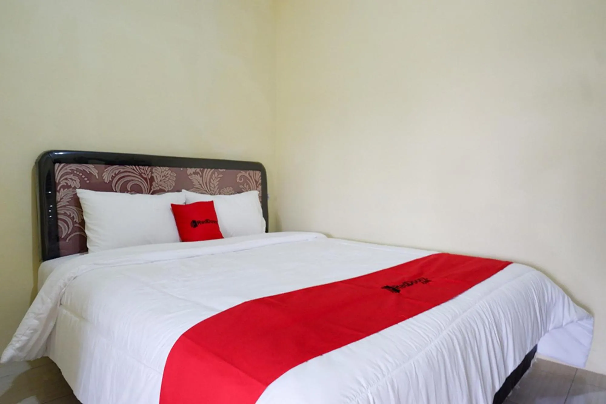 Bed in RedDoorz Syariah near Alun Alun Pacitan 2