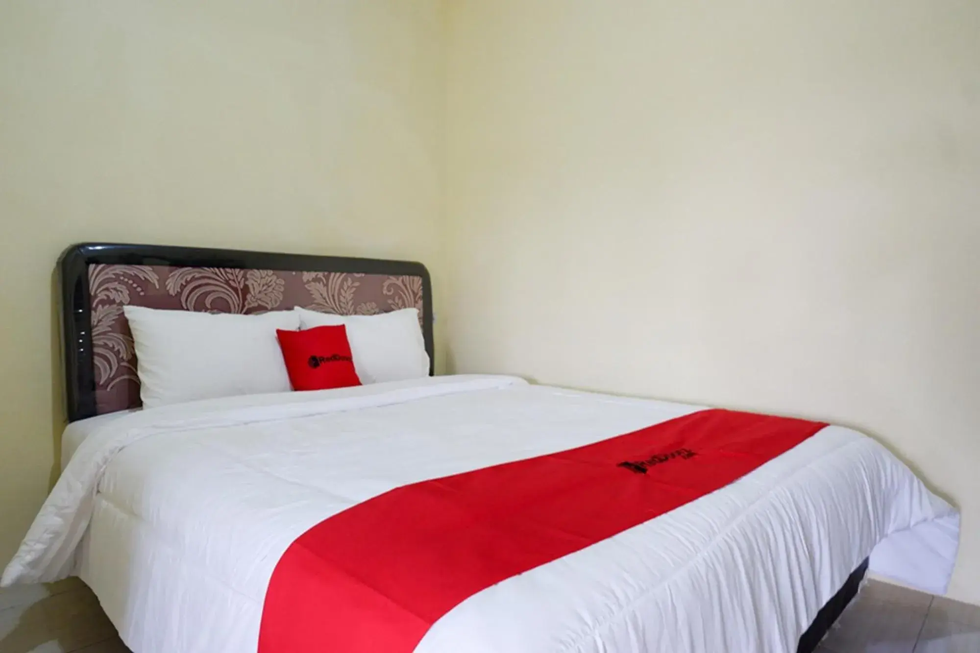 Bed in RedDoorz Syariah near Alun Alun Pacitan 2 Bed in RedDoorz Syariah near Alun Alun Pacitan 2