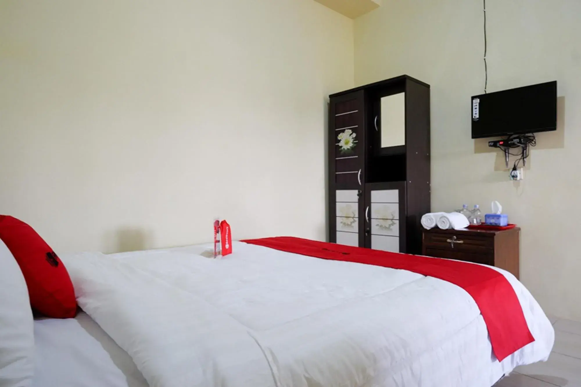 Bed in RedDoorz Syariah near Alun Alun Pacitan 2 Bed in RedDoorz Syariah near Alun Alun Pacitan 2